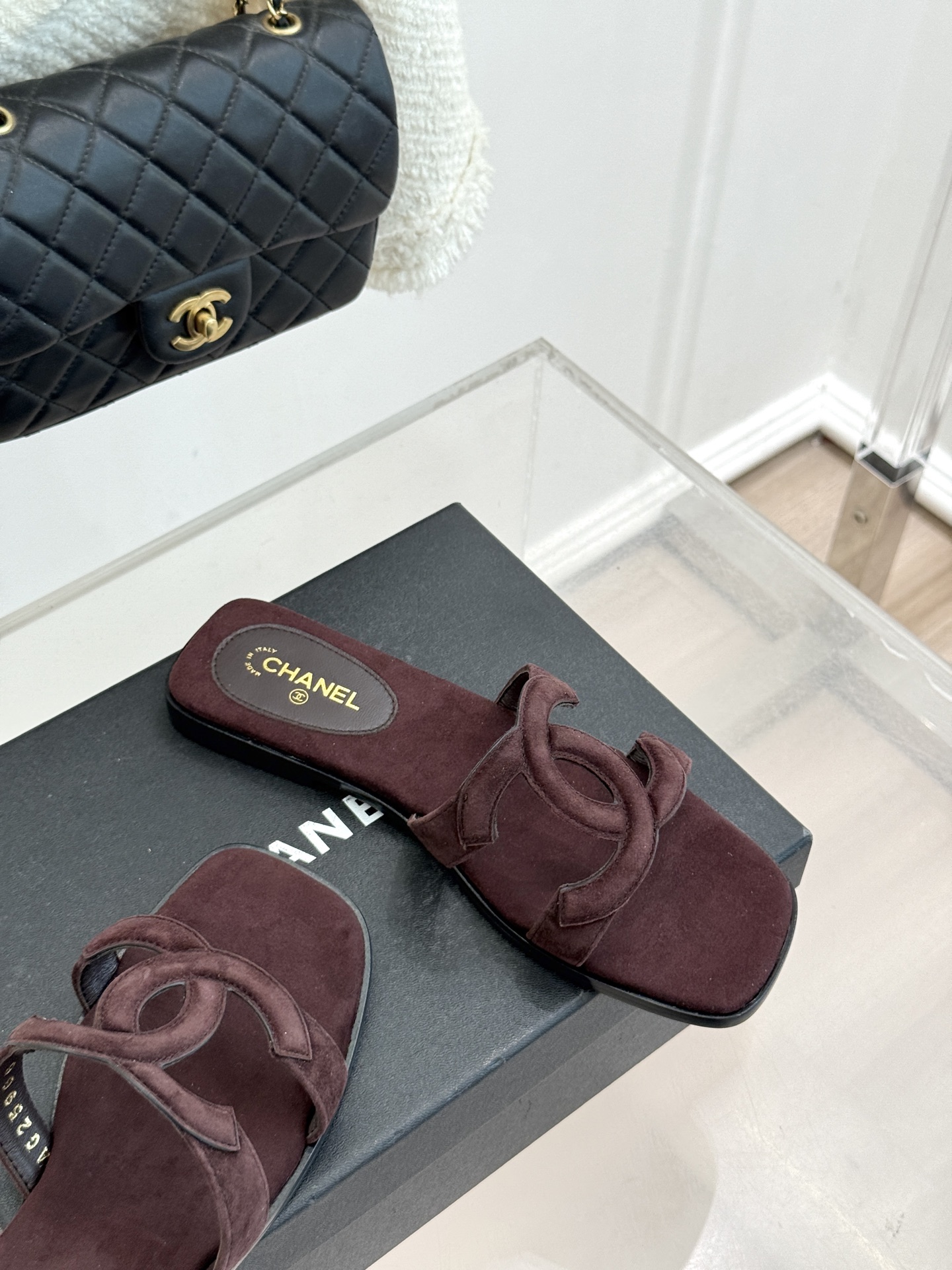 CHANE* ｜小香26S大双C镂空拖鞋以极简轮廓重启法式优雅。标志性大双C镂空设计 利落通透光影下尽显