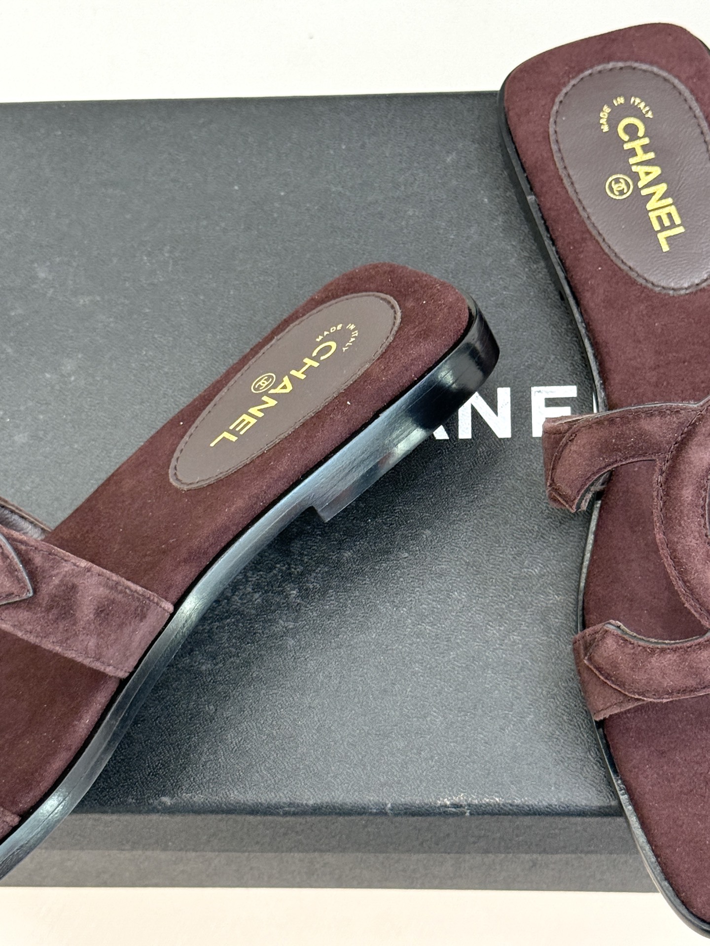 CHANE* ｜小香26S大双C镂空拖鞋以极简轮廓重启法式优雅。标志性大双C镂空设计 利落通透光影下尽显