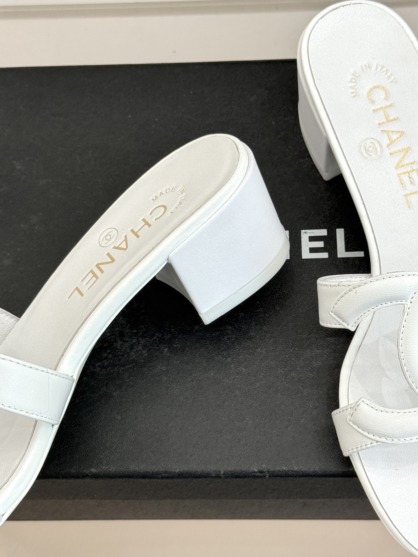 CHANE* ｜小香26S大双C镂空拖鞋以极简轮廓重启法式优雅。标志性大双C镂空设计 利落通透光影下尽显