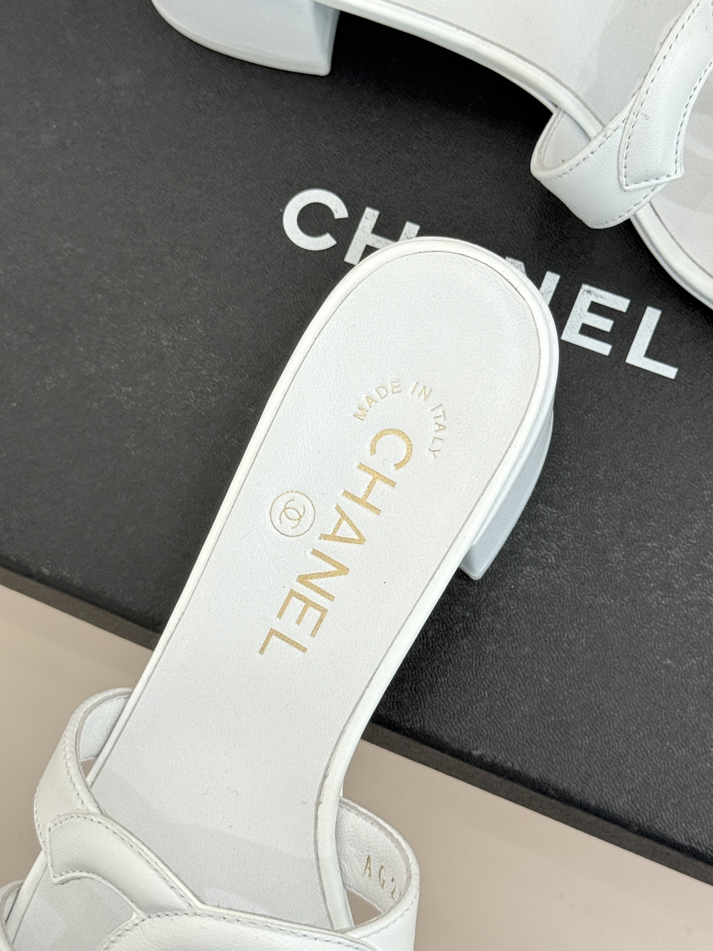 CHANE* ｜小香26S大双C镂空拖鞋以极简轮廓重启法式优雅。标志性大双C镂空设计 利落通透光影下尽显