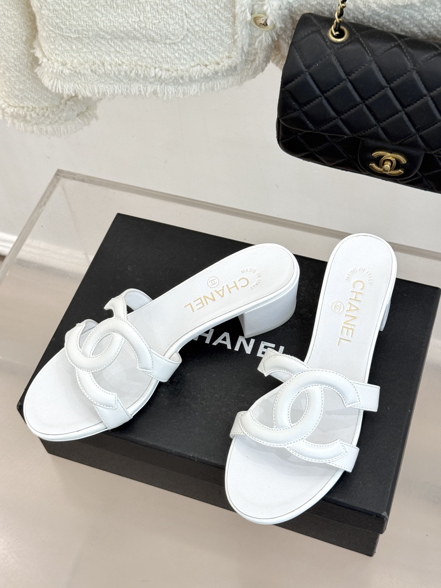 CHANE* ｜小香26S大双C镂空拖鞋以极简轮廓重启法式优雅。标志性大双C镂空设计 利落通透光影下尽显