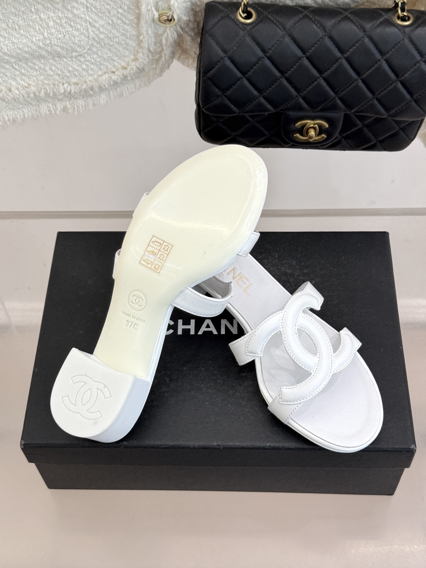 CHANE* ｜小香26S大双C镂空拖鞋以极简轮廓重启法式优雅。标志性大双C镂空设计 利落通透光影下尽显