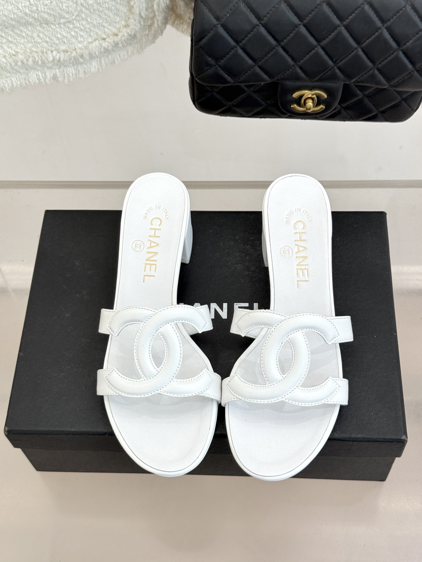 CHANE* ｜小香26S大双C镂空拖鞋以极简轮廓重启法式优雅。标志性大双C镂空设计 利落通透光影下尽显