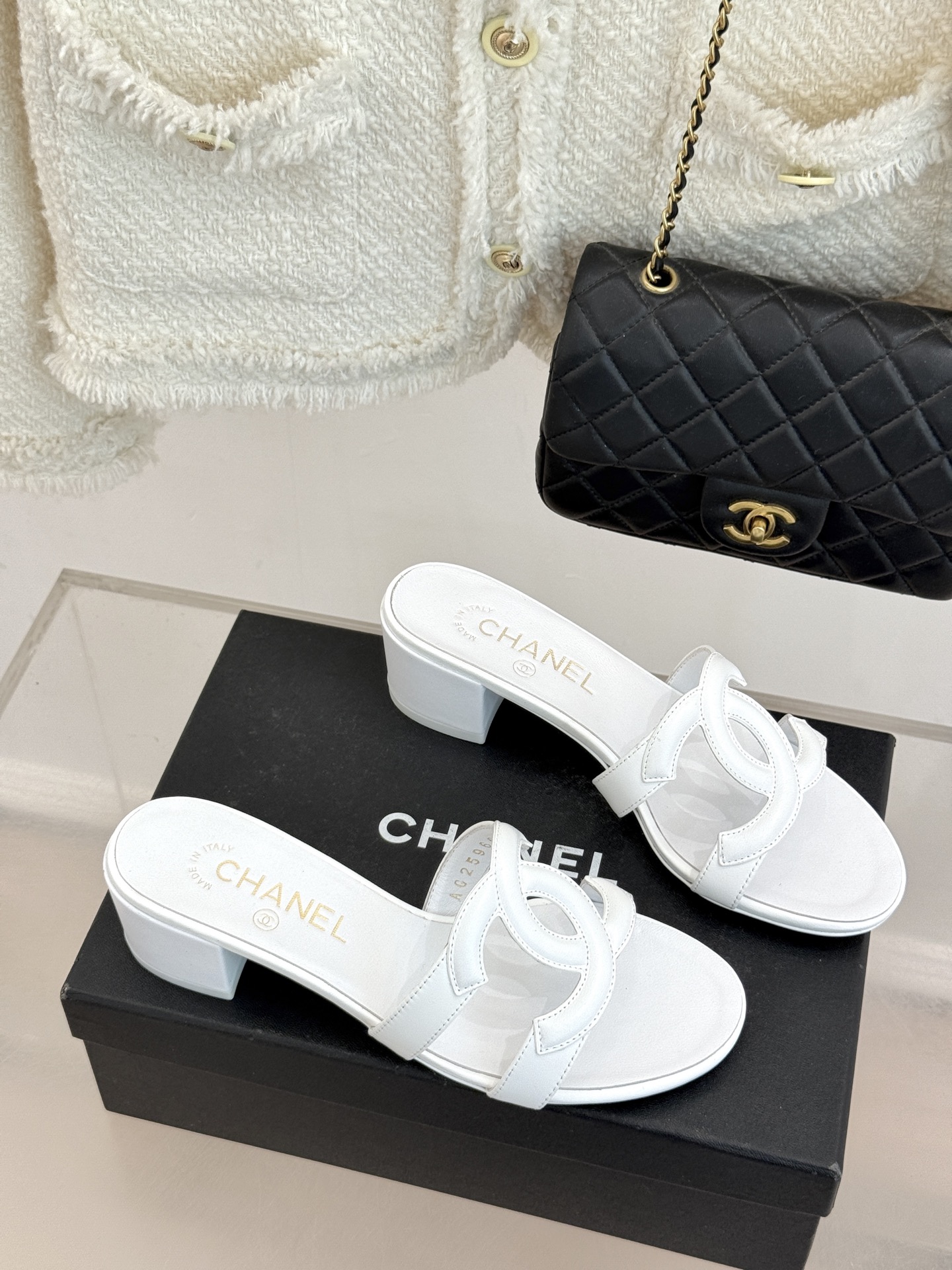 CHANE* ｜小香26S大双C镂空拖鞋以极简轮廓重启法式优雅。标志性大双C镂空设计 利落通透光影下尽显