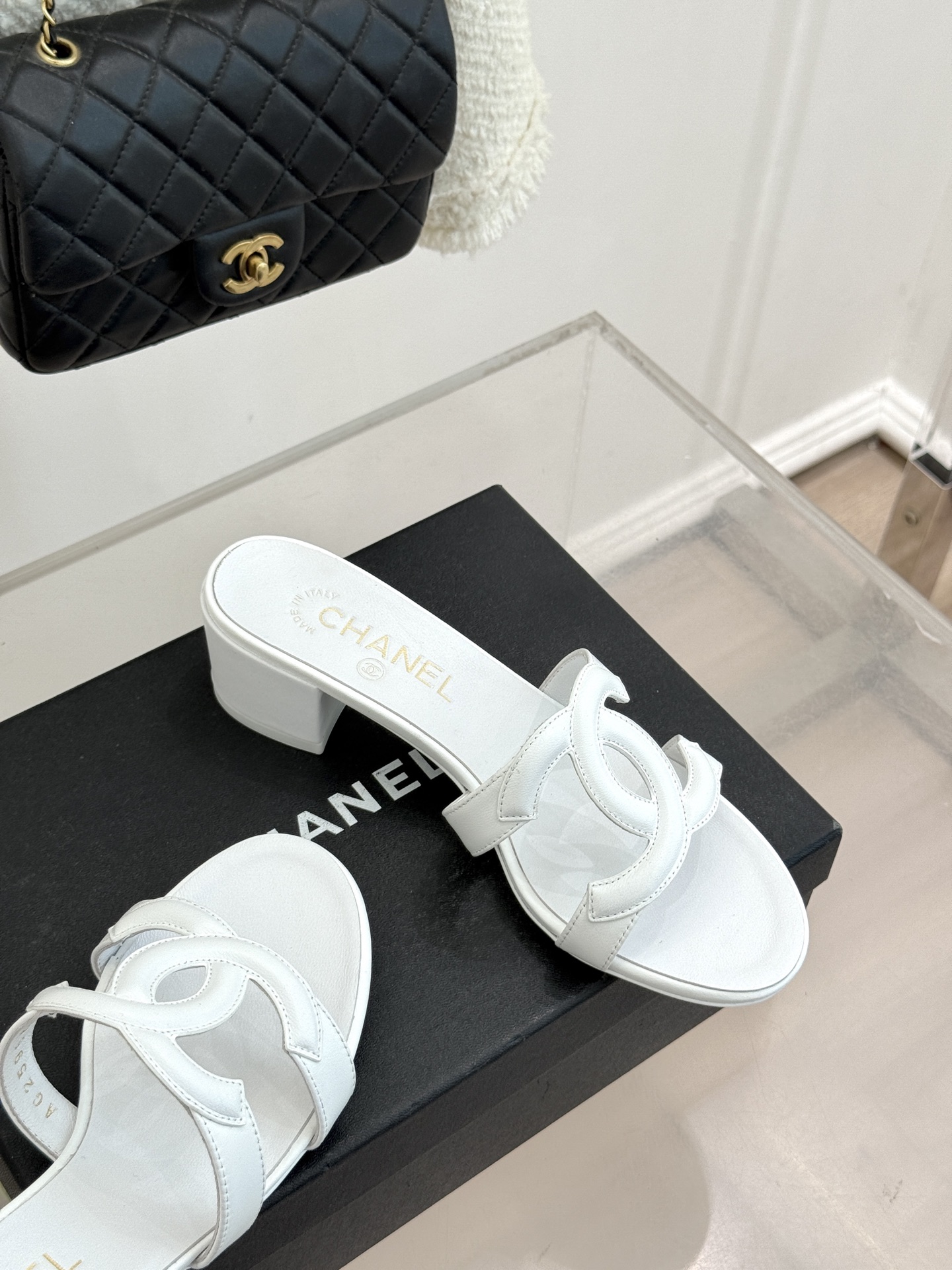 CHANE* ｜小香26S大双C镂空拖鞋以极简轮廓重启法式优雅。标志性大双C镂空设计 利落通透光影下尽显