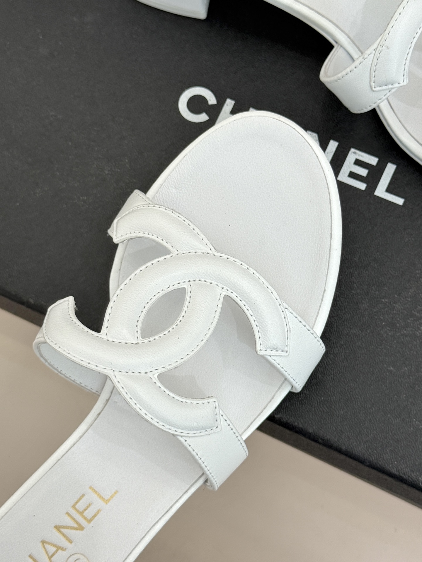 CHANE* ｜小香26S大双C镂空拖鞋以极简轮廓重启法式优雅。标志性大双C镂空设计 利落通透光影下尽显