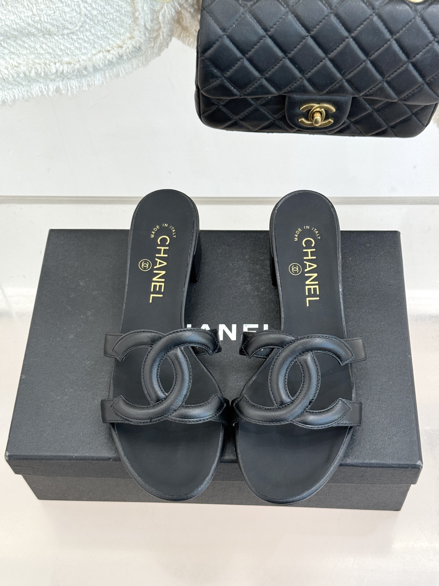 CHANE* ｜小香26S大双C镂空拖鞋以极简轮廓重启法式优雅。标志性大双C镂空设计 利落通透光影下尽显