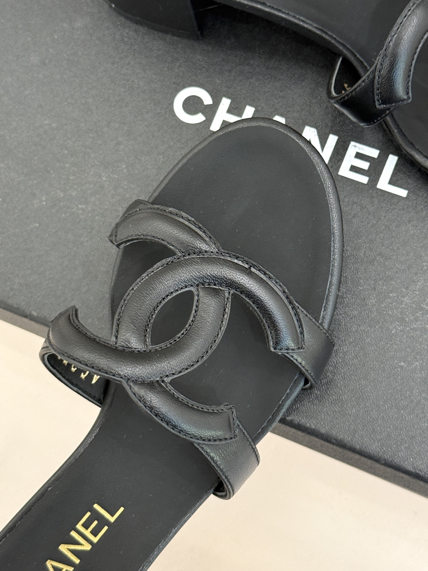 CHANE* ｜小香26S大双C镂空拖鞋以极简轮廓重启法式优雅。标志性大双C镂空设计 利落通透光影下尽显