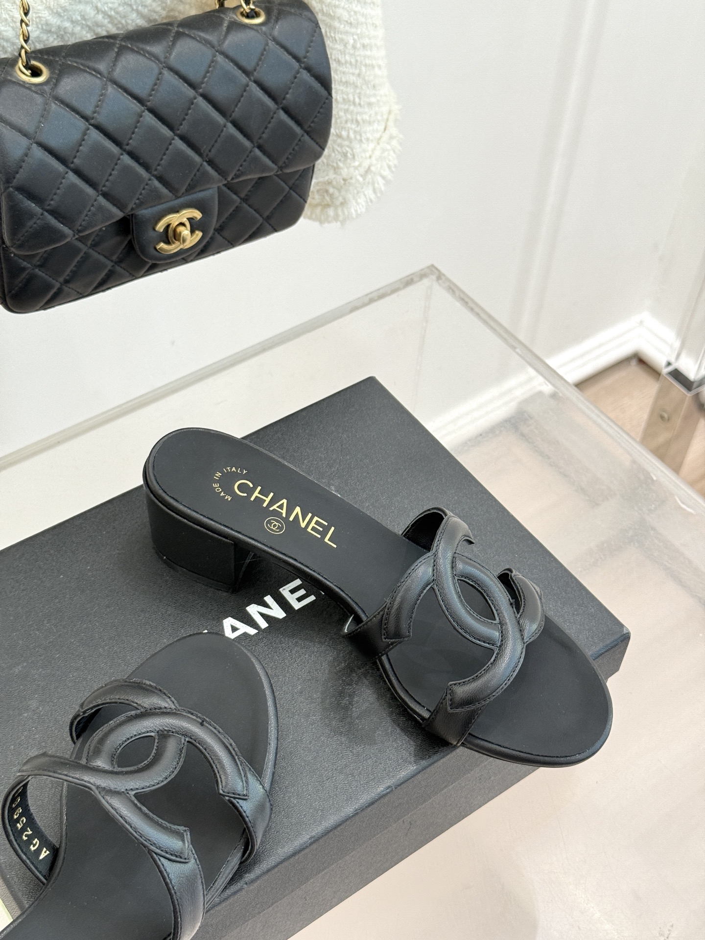 CHANE* ｜小香26S大双C镂空拖鞋以极简轮廓重启法式优雅。标志性大双C镂空设计 利落通透光影下尽显