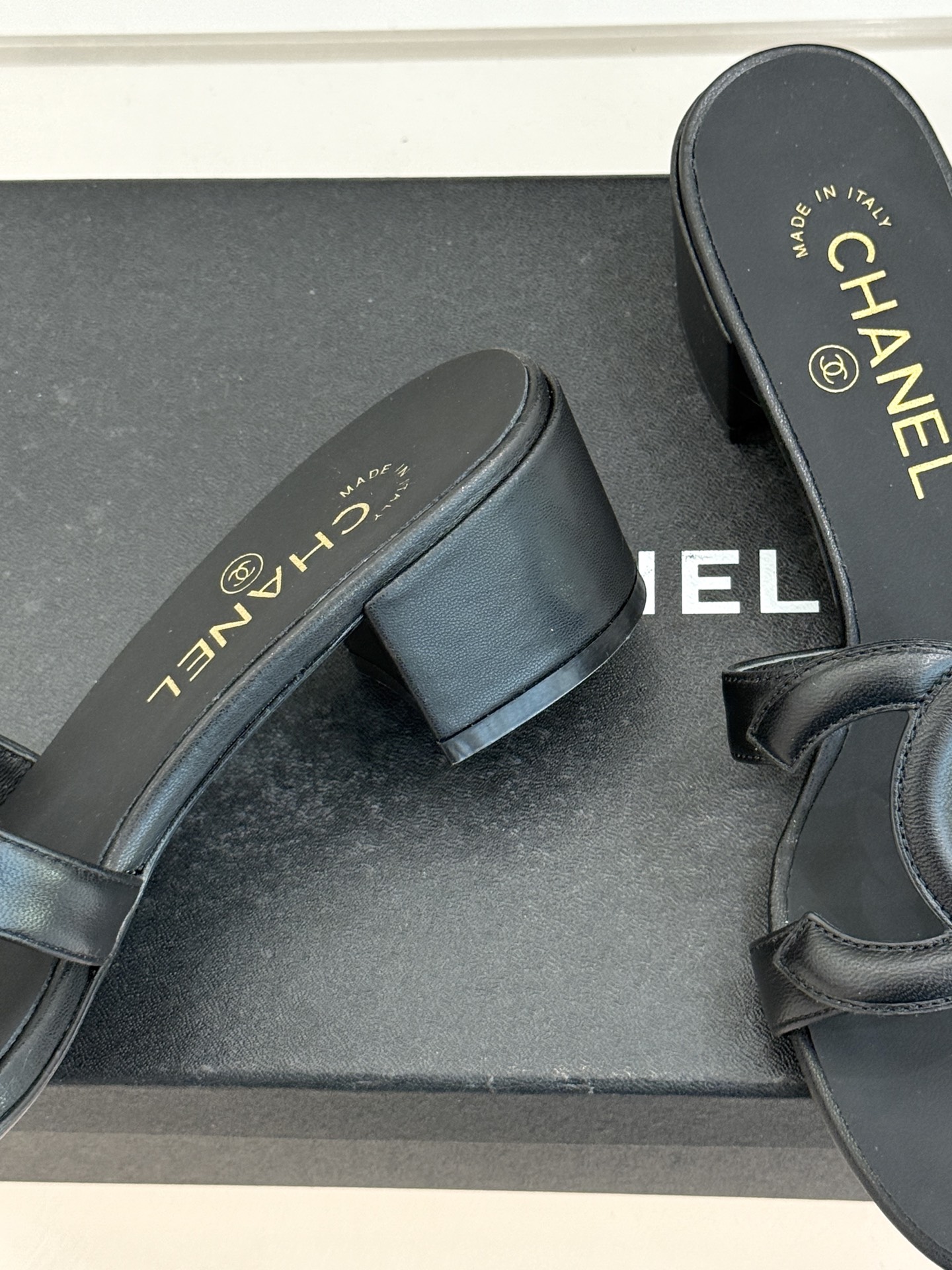 CHANE* ｜小香26S大双C镂空拖鞋以极简轮廓重启法式优雅。标志性大双C镂空设计 利落通透光影下尽显