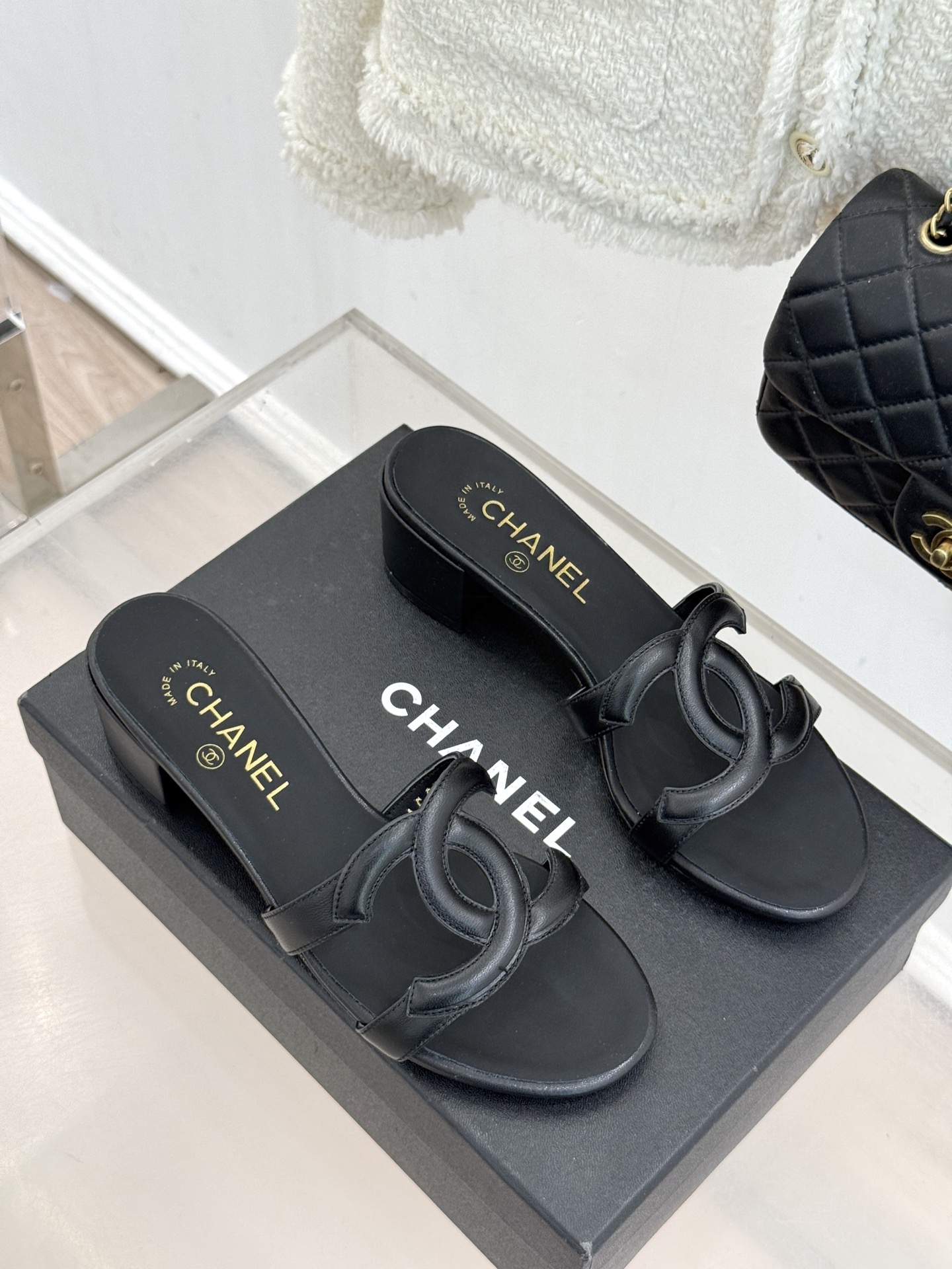 CHANE* ｜小香26S大双C镂空拖鞋以极简轮廓重启法式优雅。标志性大双C镂空设计 利落通透光影下尽显