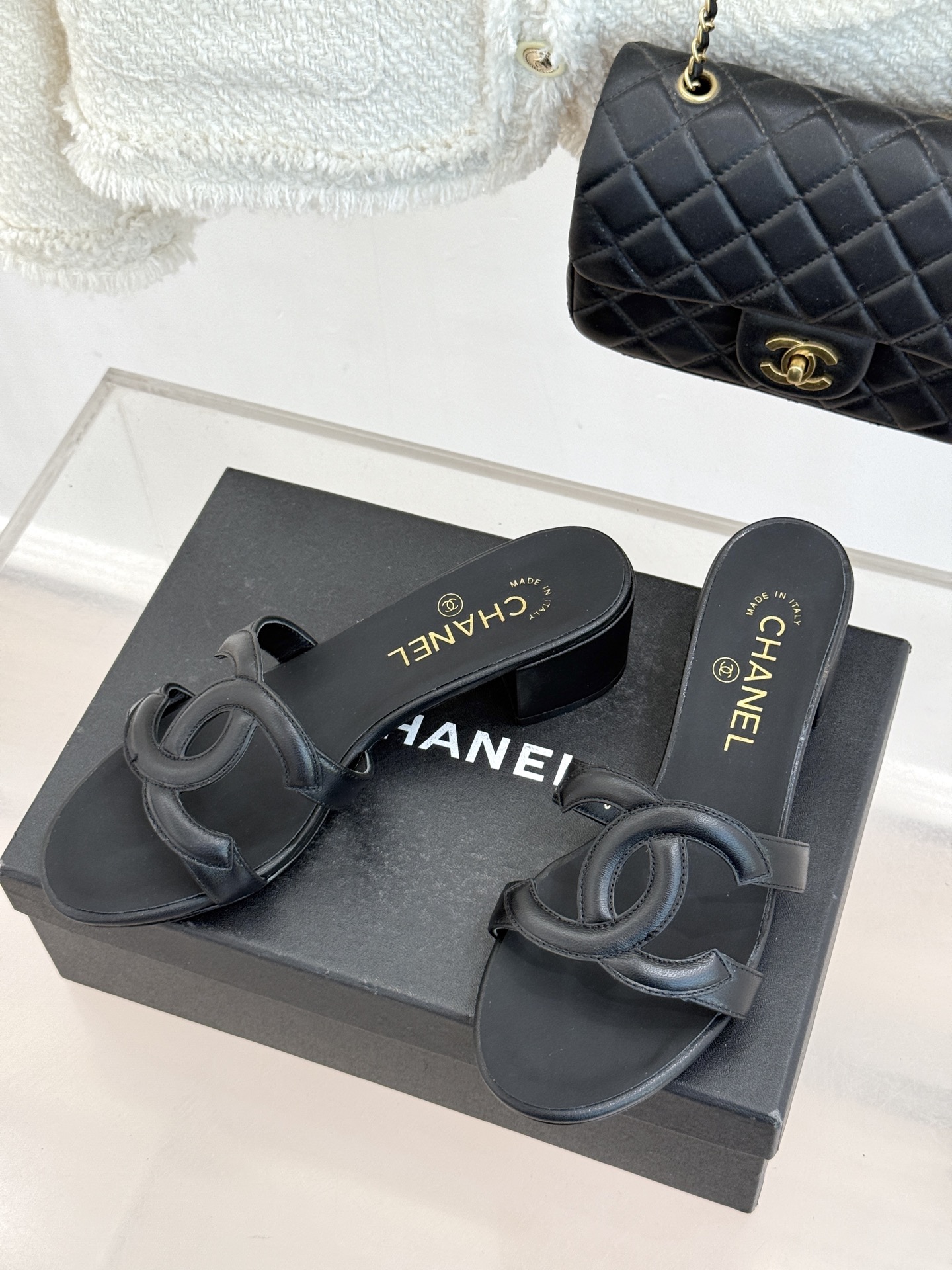 CHANE* ｜小香26S大双C镂空拖鞋以极简轮廓重启法式优雅。标志性大双C镂空设计 利落通透光影下尽显