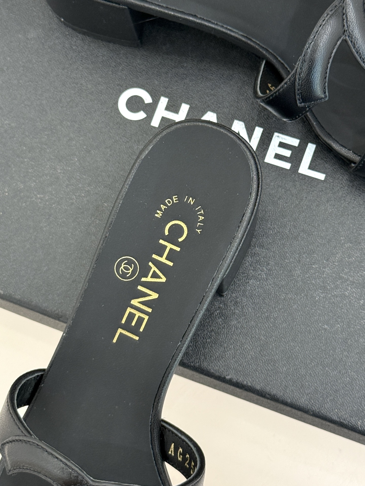 CHANE* ｜小香26S大双C镂空拖鞋以极简轮廓重启法式优雅。标志性大双C镂空设计 利落通透光影下尽显