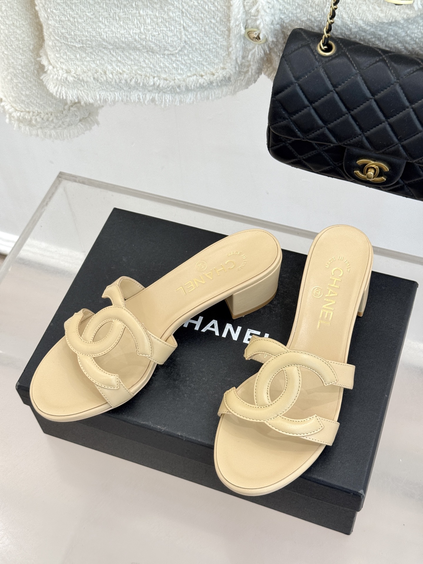 CHANE* ｜小香26S大双C镂空拖鞋以极简轮廓重启法式优雅。标志性大双C镂空设计 利落通透光影下尽显