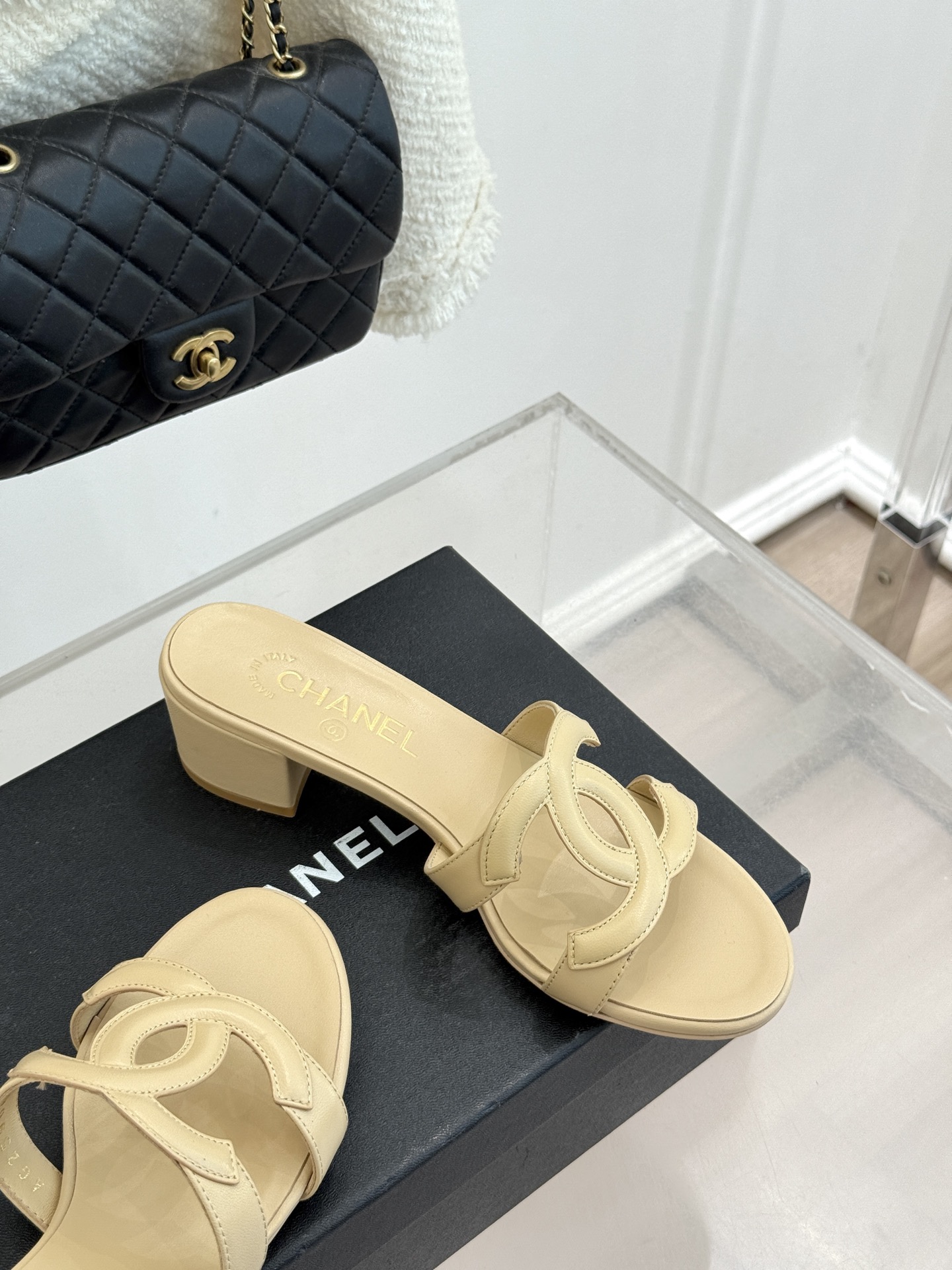 CHANE* ｜小香26S大双C镂空拖鞋以极简轮廓重启法式优雅。标志性大双C镂空设计 利落通透光影下尽显