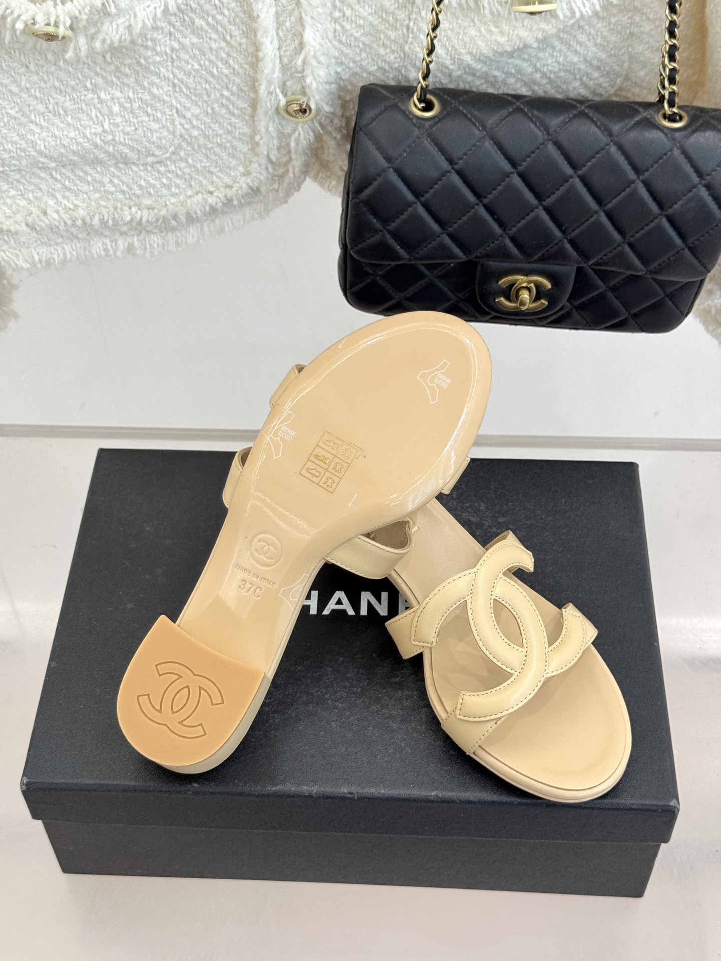 CHANE* ｜小香26S大双C镂空拖鞋以极简轮廓重启法式优雅。标志性大双C镂空设计 利落通透光影下尽显