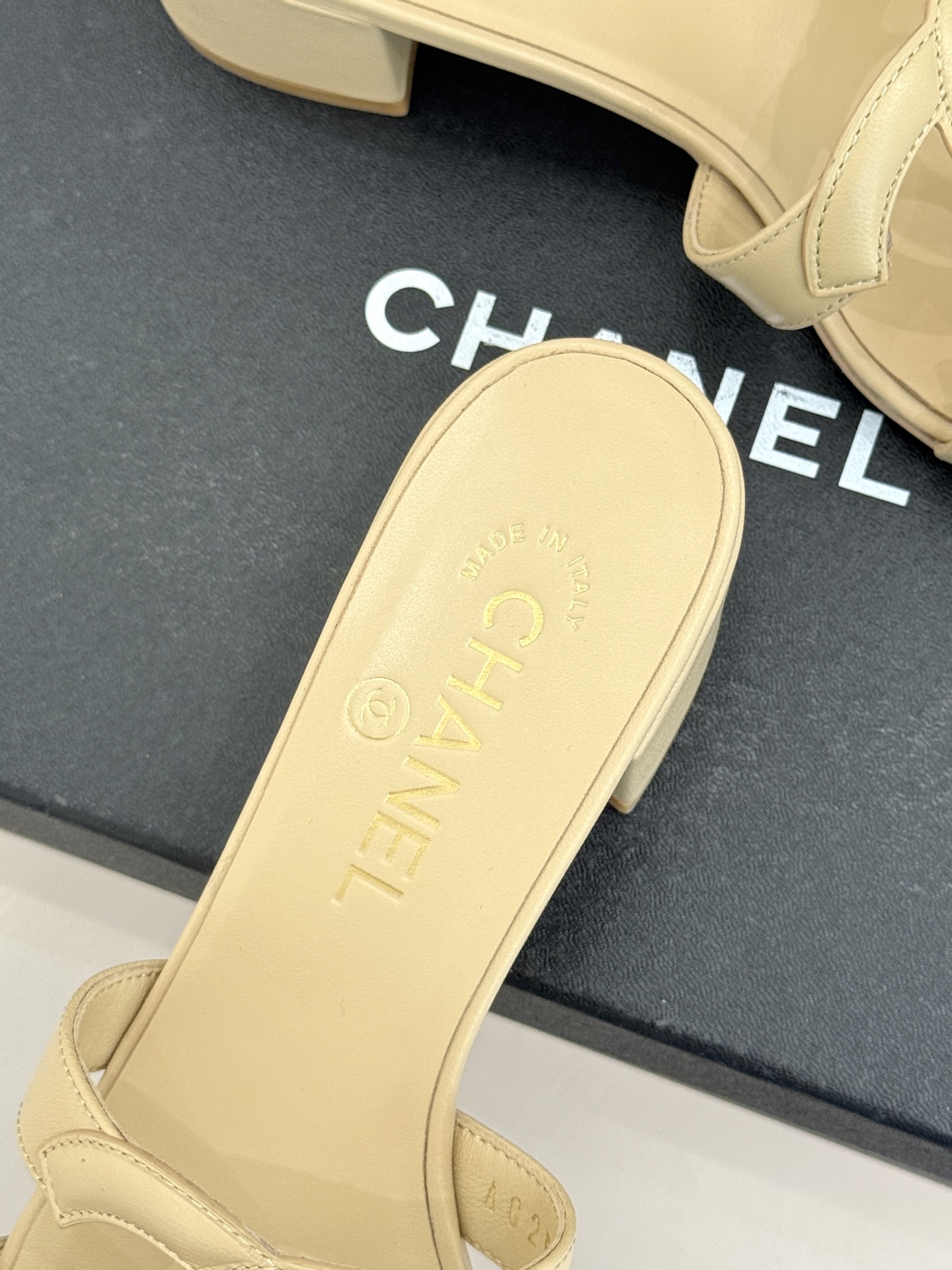 CHANE* ｜小香26S大双C镂空拖鞋以极简轮廓重启法式优雅。标志性大双C镂空设计 利落通透光影下尽显