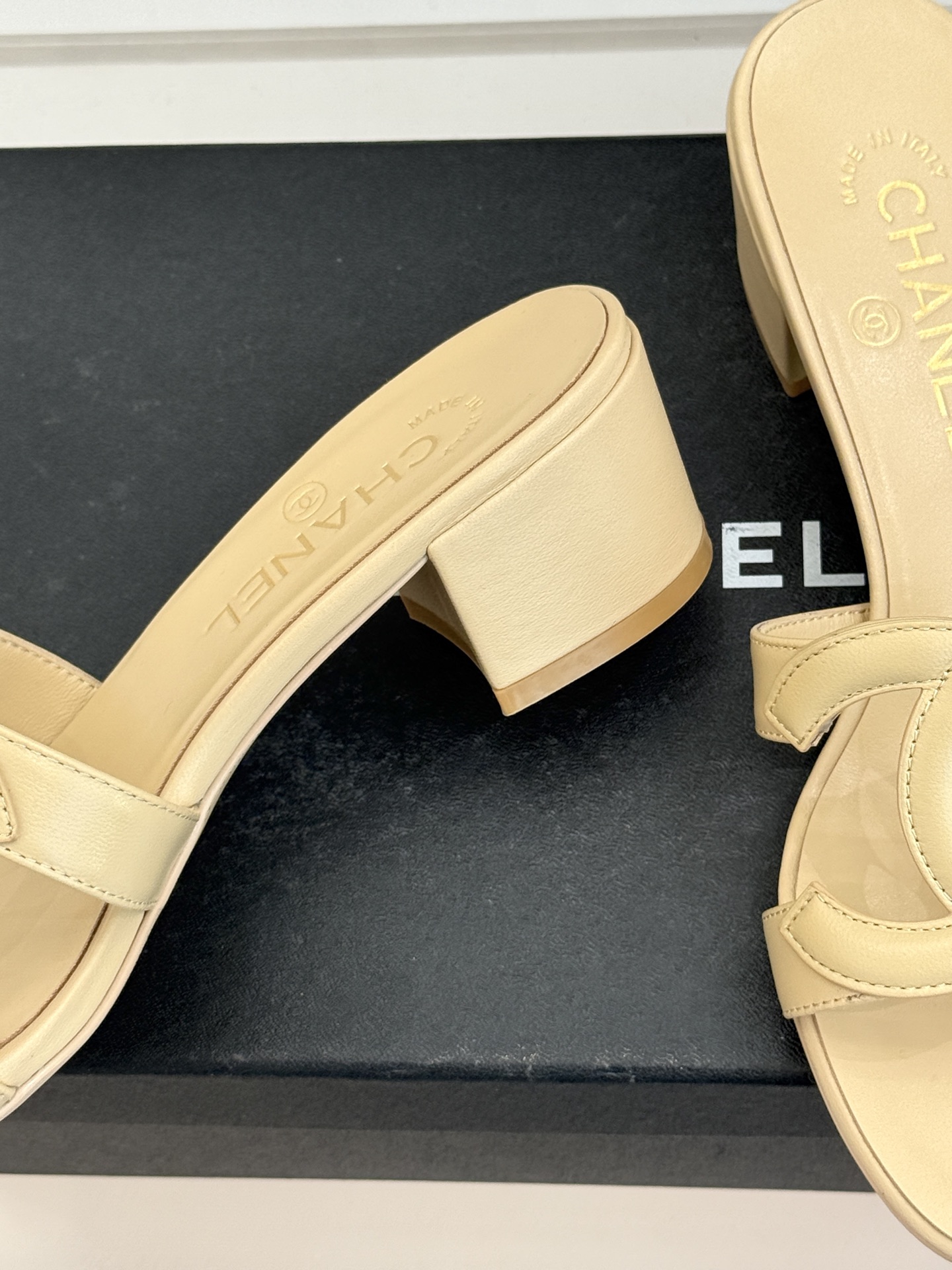 CHANE* ｜小香26S大双C镂空拖鞋以极简轮廓重启法式优雅。标志性大双C镂空设计 利落通透光影下尽显