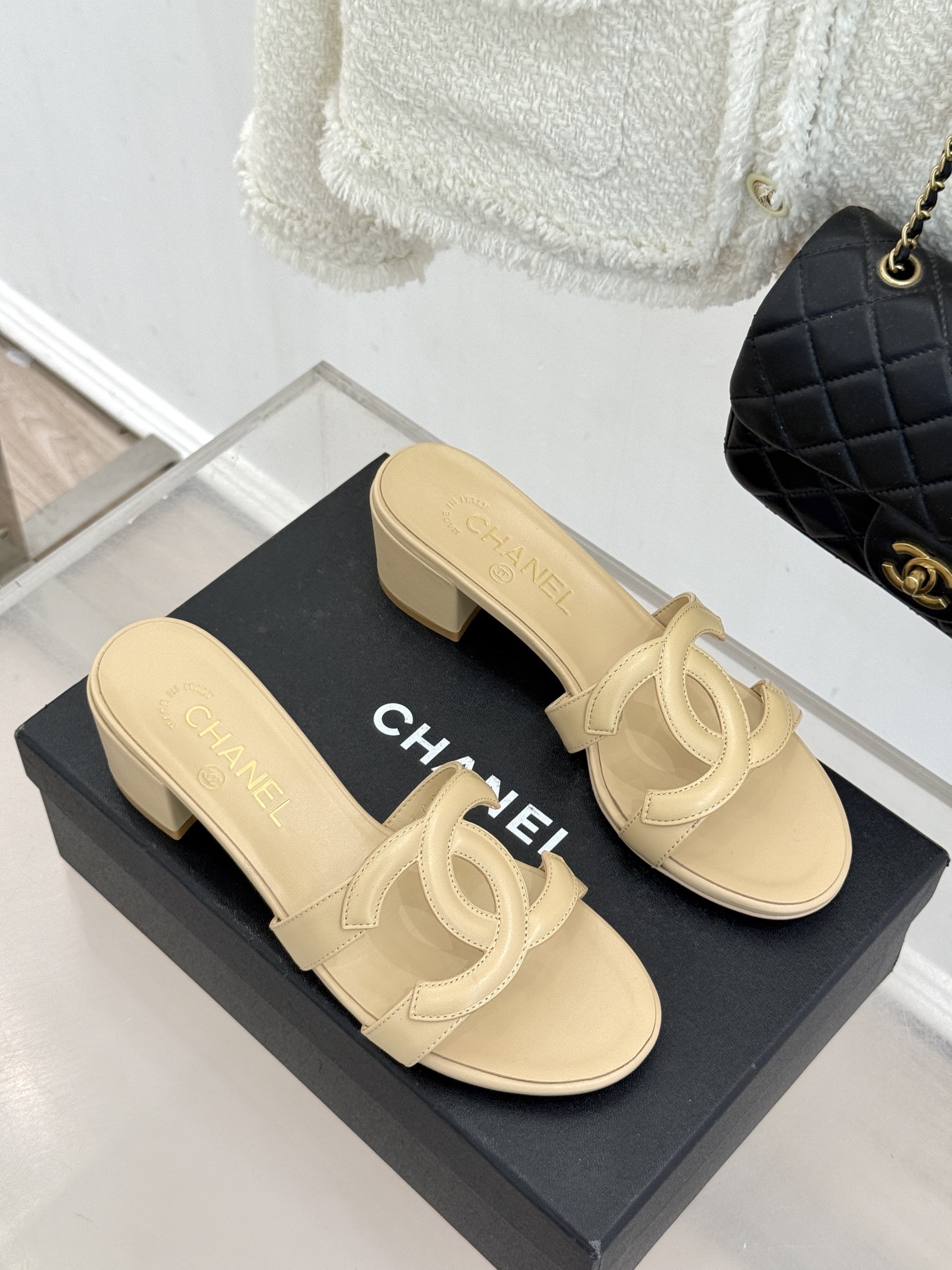 CHANE* ｜小香26S大双C镂空拖鞋以极简轮廓重启法式优雅。标志性大双C镂空设计 利落通透光影下尽显