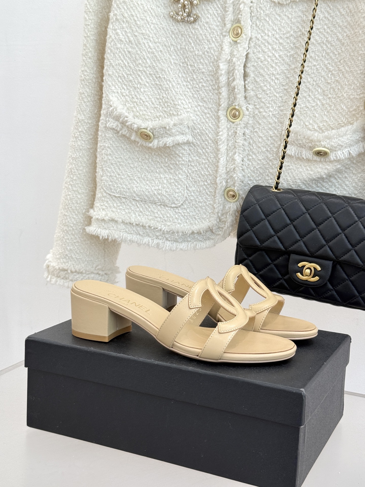 CHANE* ｜小香26S大双C镂空拖鞋以极简轮廓重启法式优雅。标志性大双C镂空设计 利落通透光影下尽显