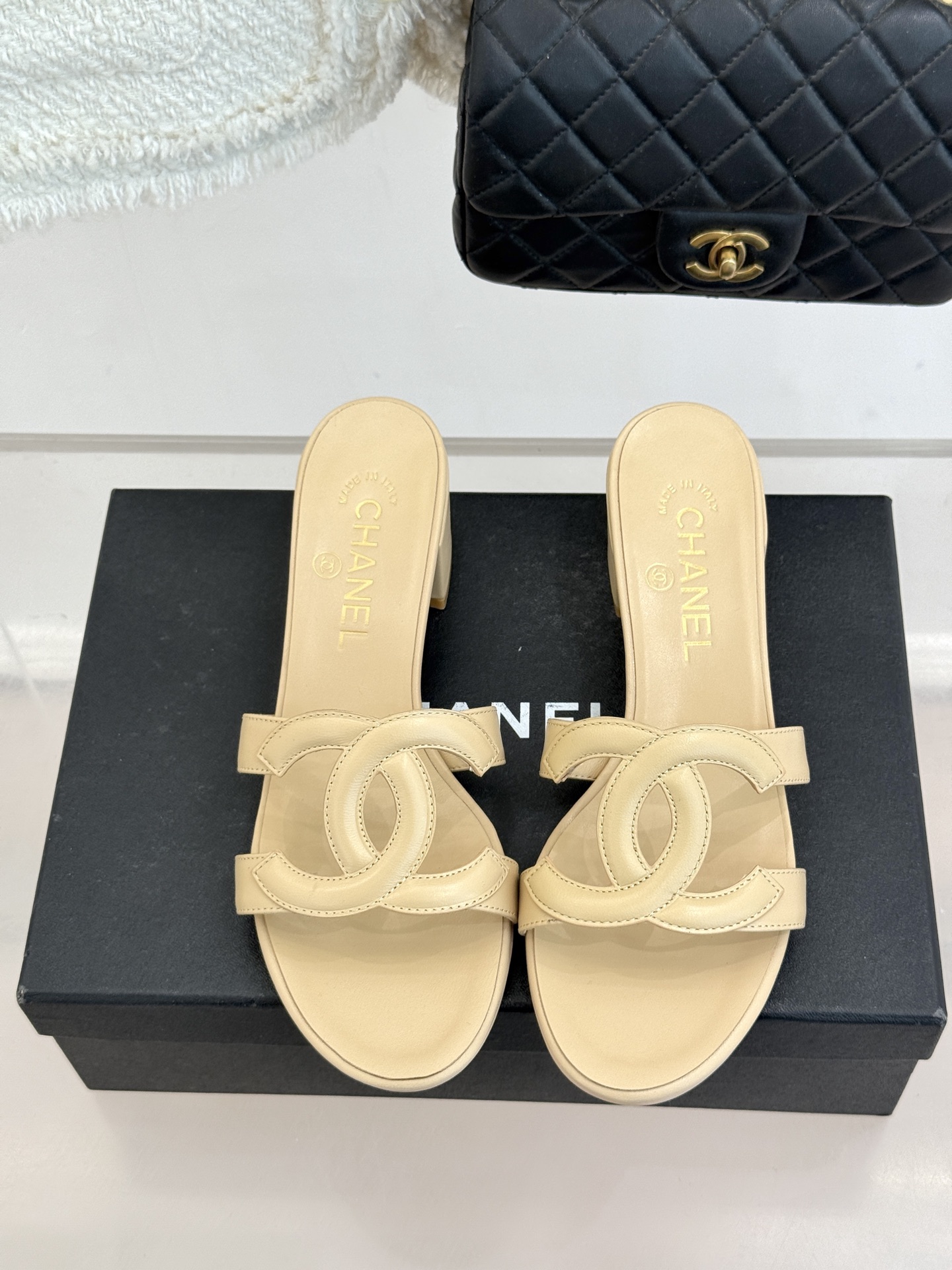 CHANE* ｜小香26S大双C镂空拖鞋以极简轮廓重启法式优雅。标志性大双C镂空设计 利落通透光影下尽显