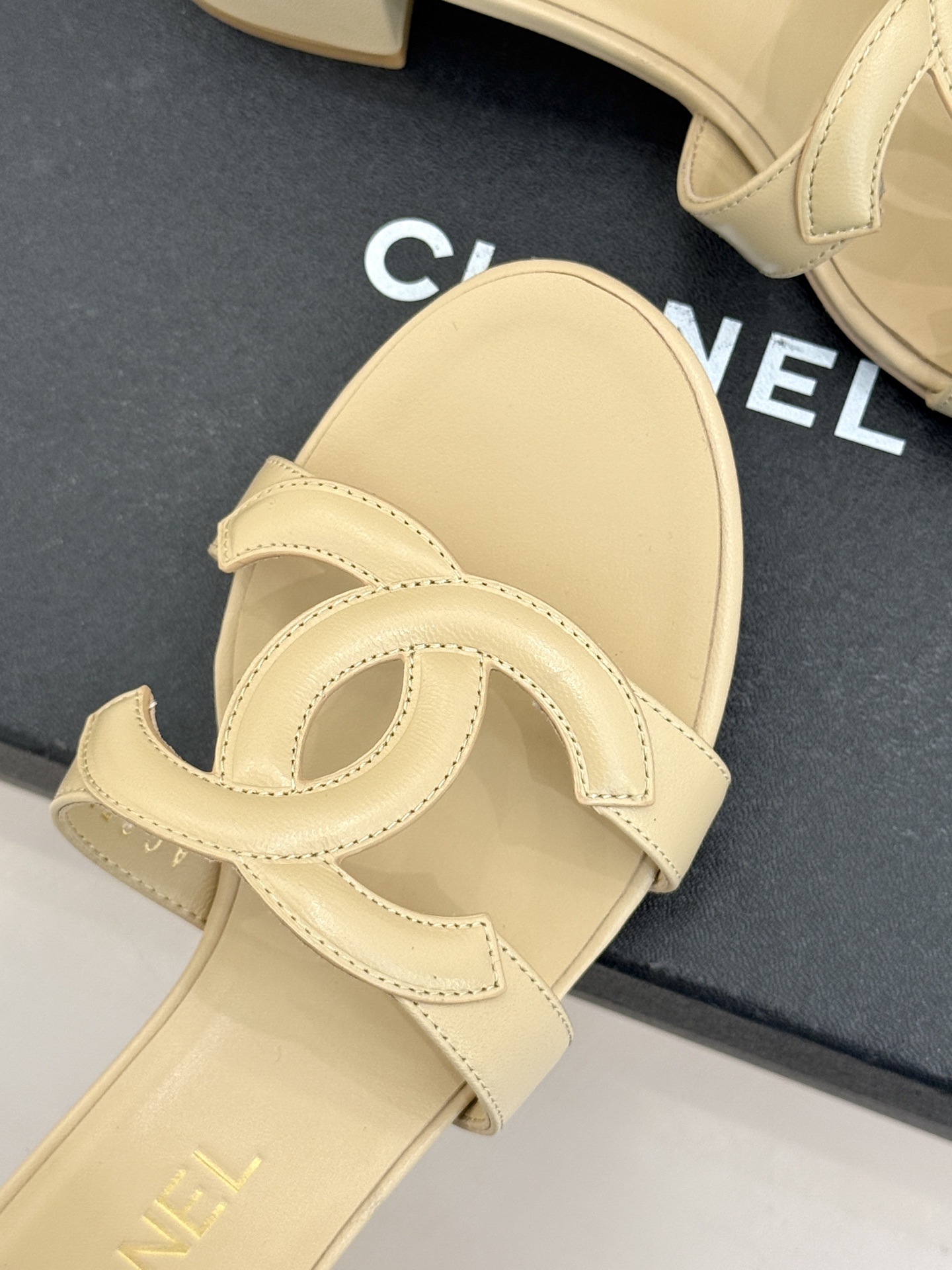 CHANE* ｜小香26S大双C镂空拖鞋以极简轮廓重启法式优雅。标志性大双C镂空设计 利落通透光影下尽显