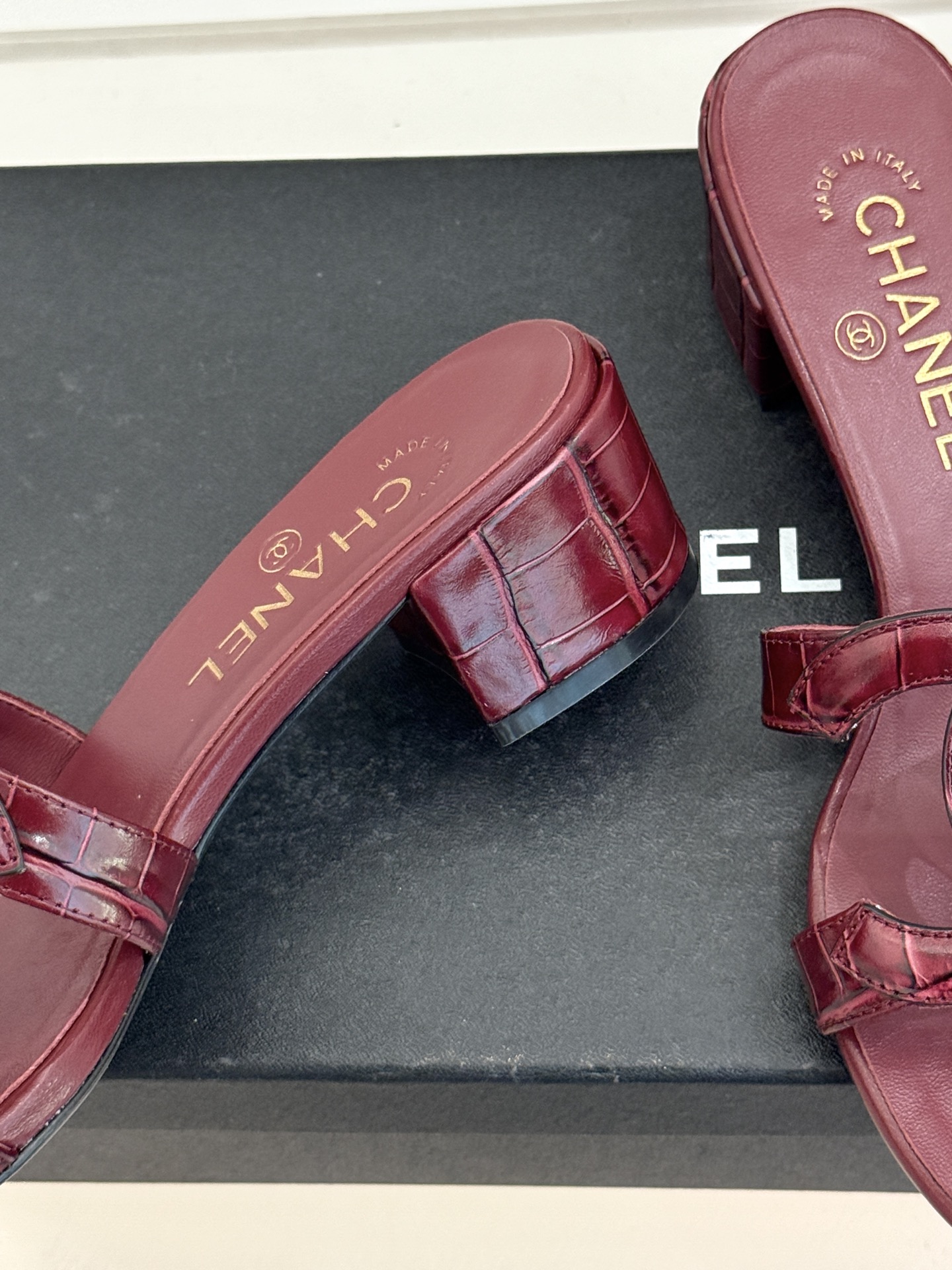 CHANE* ｜小香26S大双C镂空拖鞋以极简轮廓重启法式优雅。标志性大双C镂空设计 利落通透光影下尽显