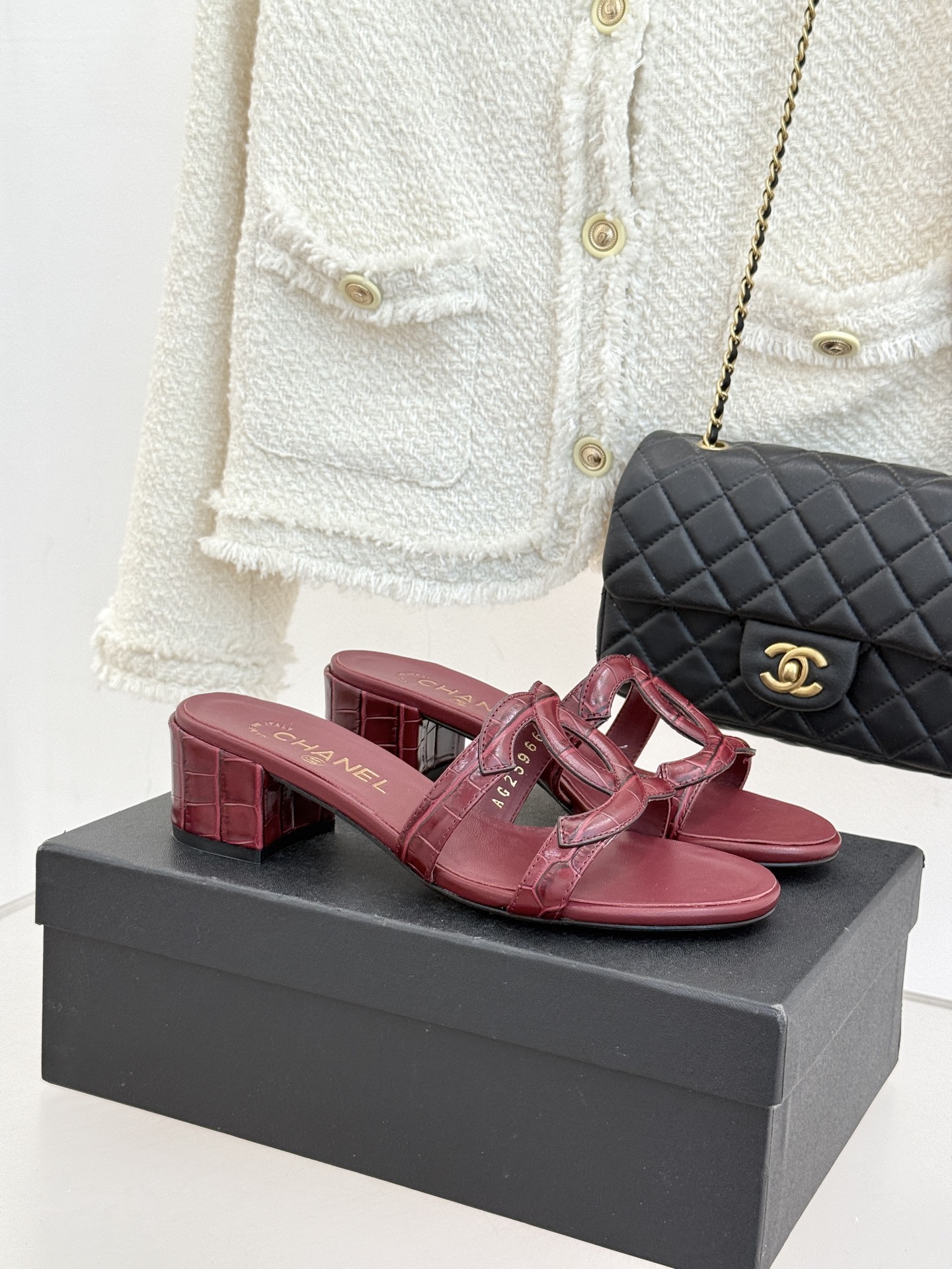 CHANE* ｜小香26S大双C镂空拖鞋以极简轮廓重启法式优雅。标志性大双C镂空设计 利落通透光影下尽显