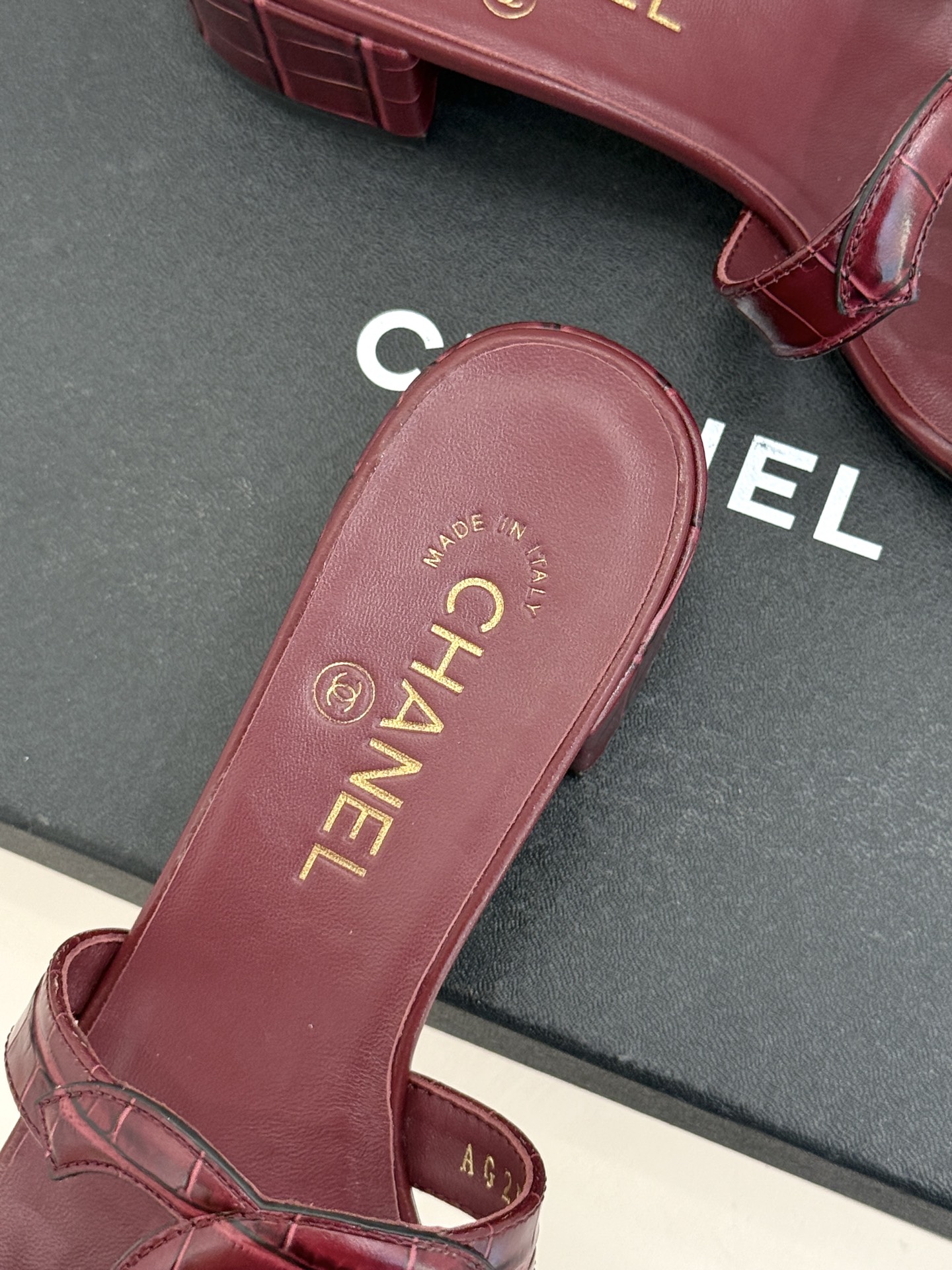 CHANE* ｜小香26S大双C镂空拖鞋以极简轮廓重启法式优雅。标志性大双C镂空设计 利落通透光影下尽显