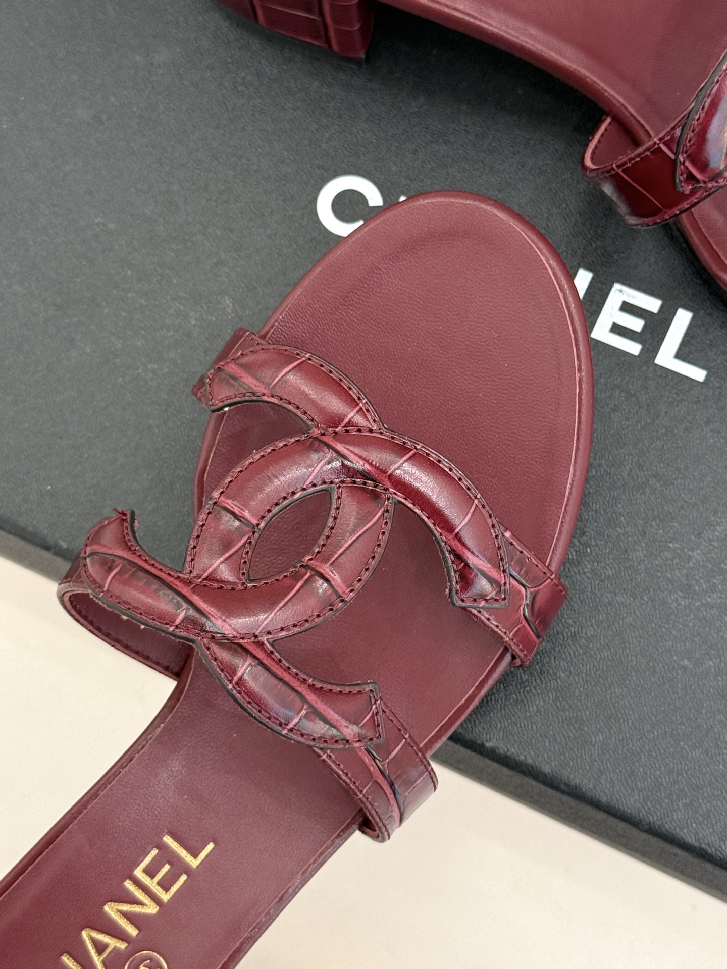 CHANE* ｜小香26S大双C镂空拖鞋以极简轮廓重启法式优雅。标志性大双C镂空设计 利落通透光影下尽显