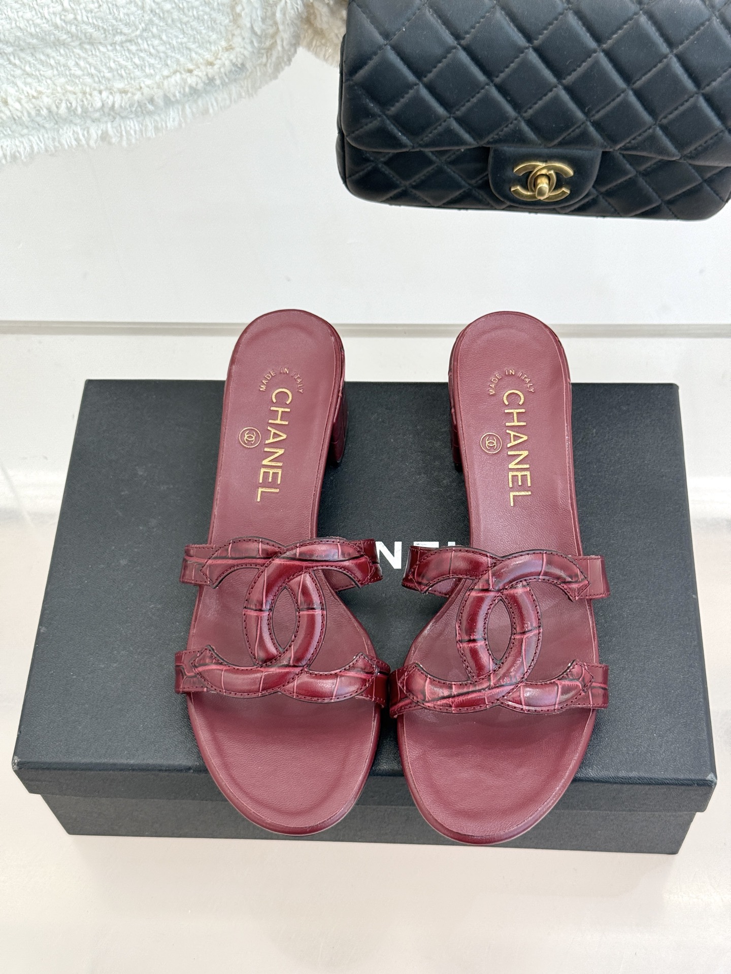 CHANE* ｜小香26S大双C镂空拖鞋以极简轮廓重启法式优雅。标志性大双C镂空设计 利落通透光影下尽显