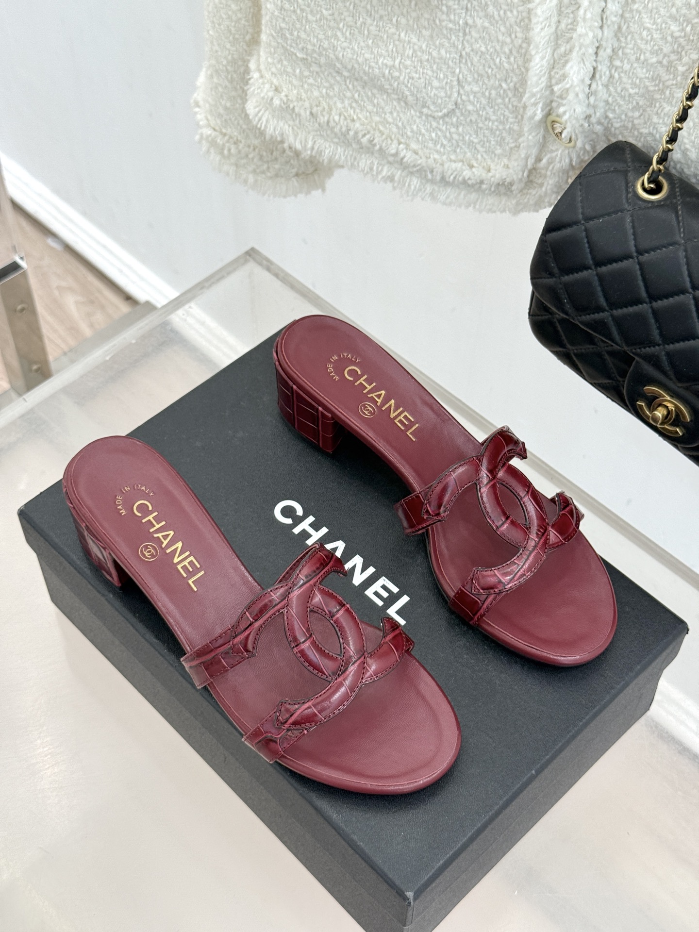 CHANE* ｜小香26S大双C镂空拖鞋以极简轮廓重启法式优雅。标志性大双C镂空设计 利落通透光影下尽显