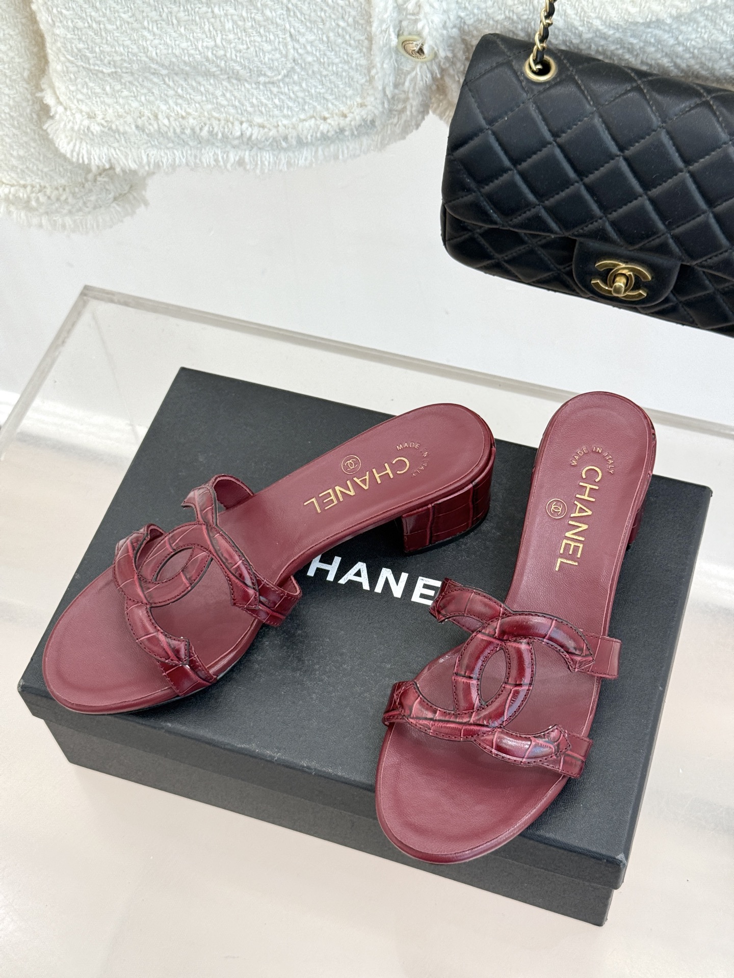 CHANE* ｜小香26S大双C镂空拖鞋以极简轮廓重启法式优雅。标志性大双C镂空设计 利落通透光影下尽显