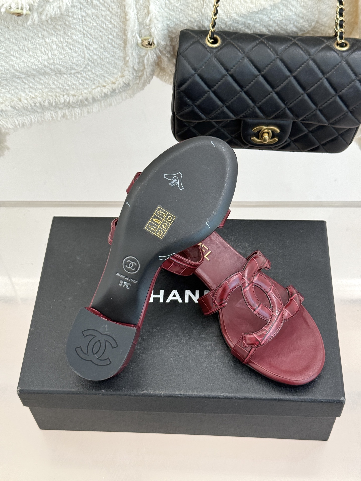 CHANE* ｜小香26S大双C镂空拖鞋以极简轮廓重启法式优雅。标志性大双C镂空设计 利落通透光影下尽显