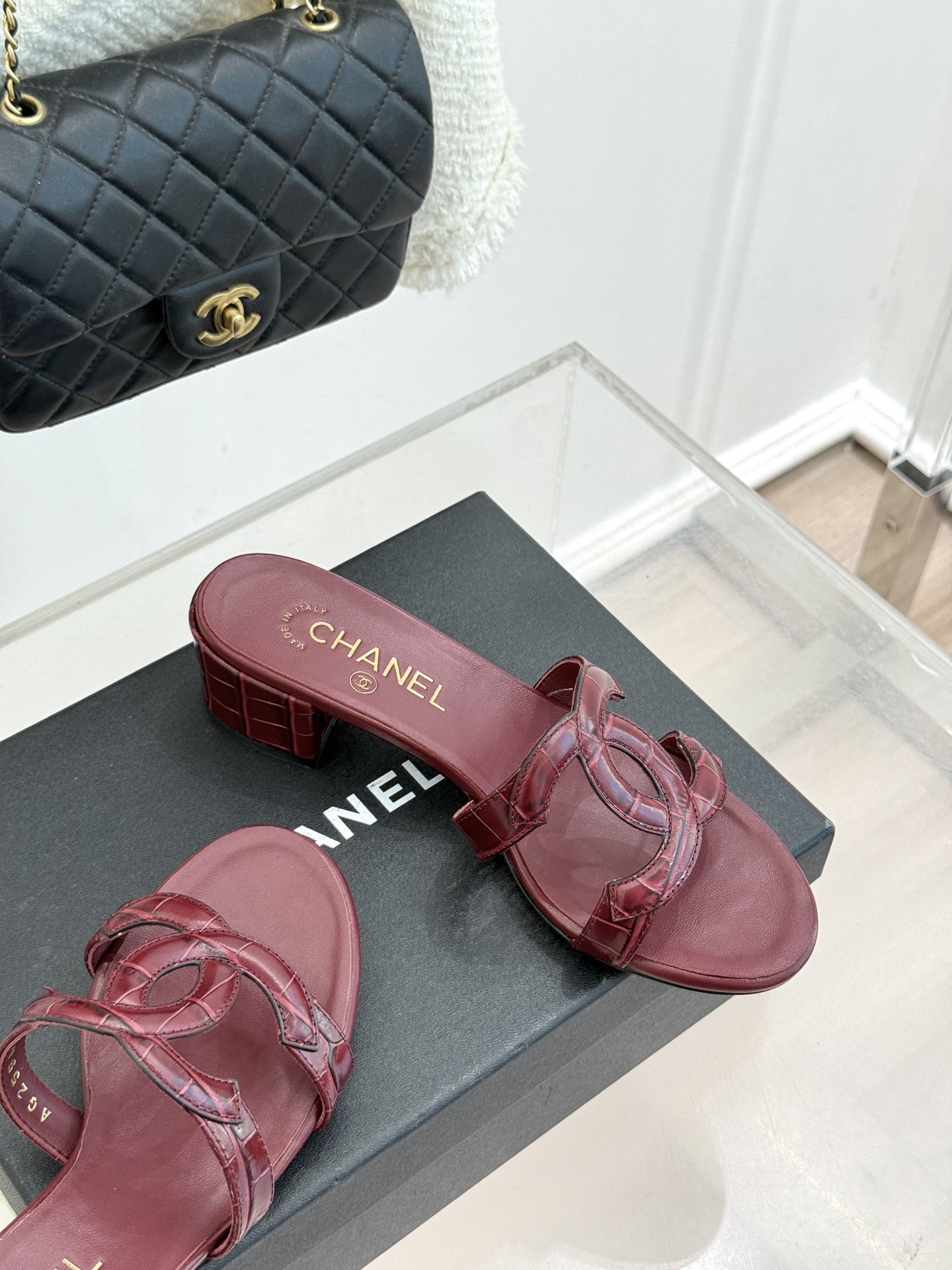 CHANE* ｜小香26S大双C镂空拖鞋以极简轮廓重启法式优雅。标志性大双C镂空设计 利落通透光影下尽显