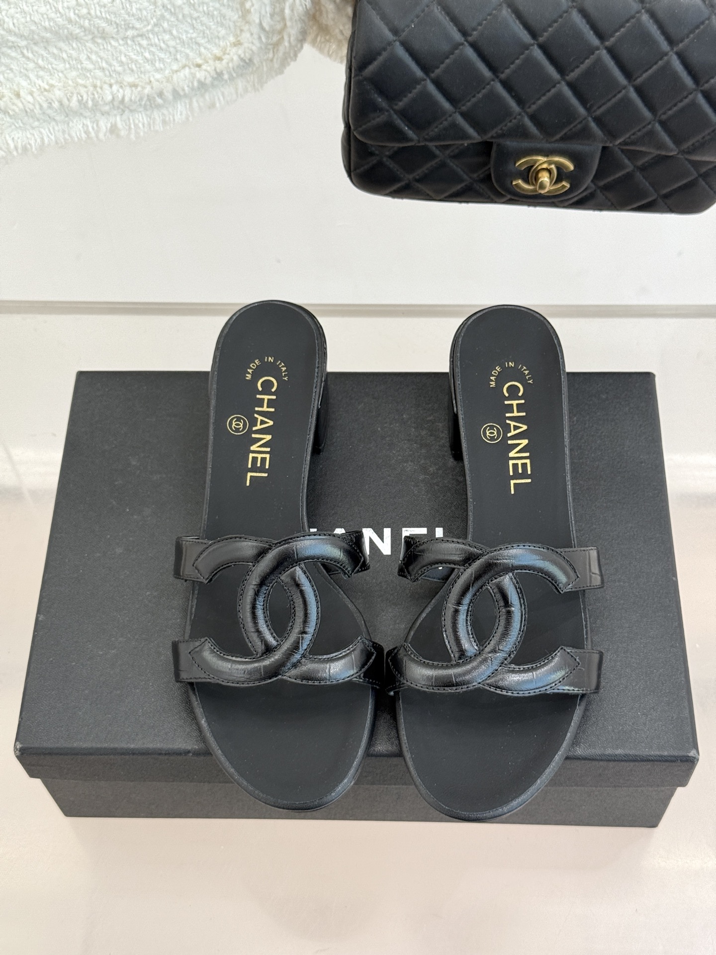 CHANE* ｜小香26S大双C镂空拖鞋以极简轮廓重启法式优雅。标志性大双C镂空设计 利落通透光影下尽显