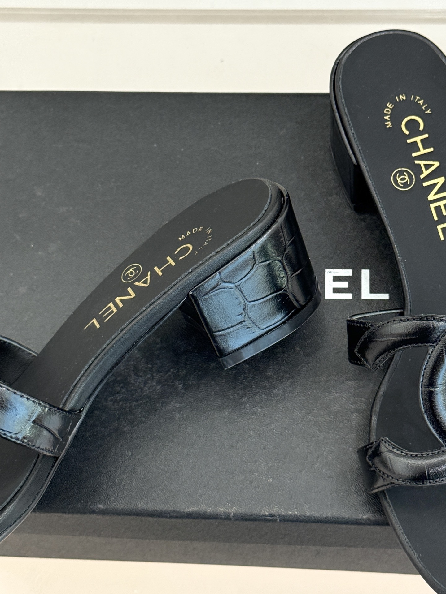 CHANE* ｜小香26S大双C镂空拖鞋以极简轮廓重启法式优雅。标志性大双C镂空设计 利落通透光影下尽显