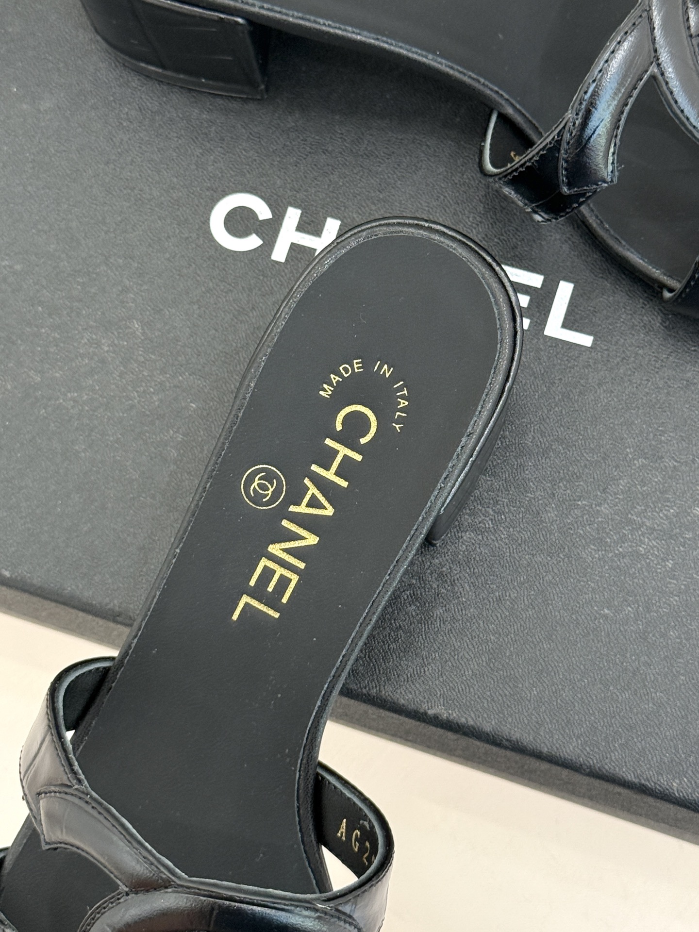 CHANE* ｜小香26S大双C镂空拖鞋以极简轮廓重启法式优雅。标志性大双C镂空设计 利落通透光影下尽显