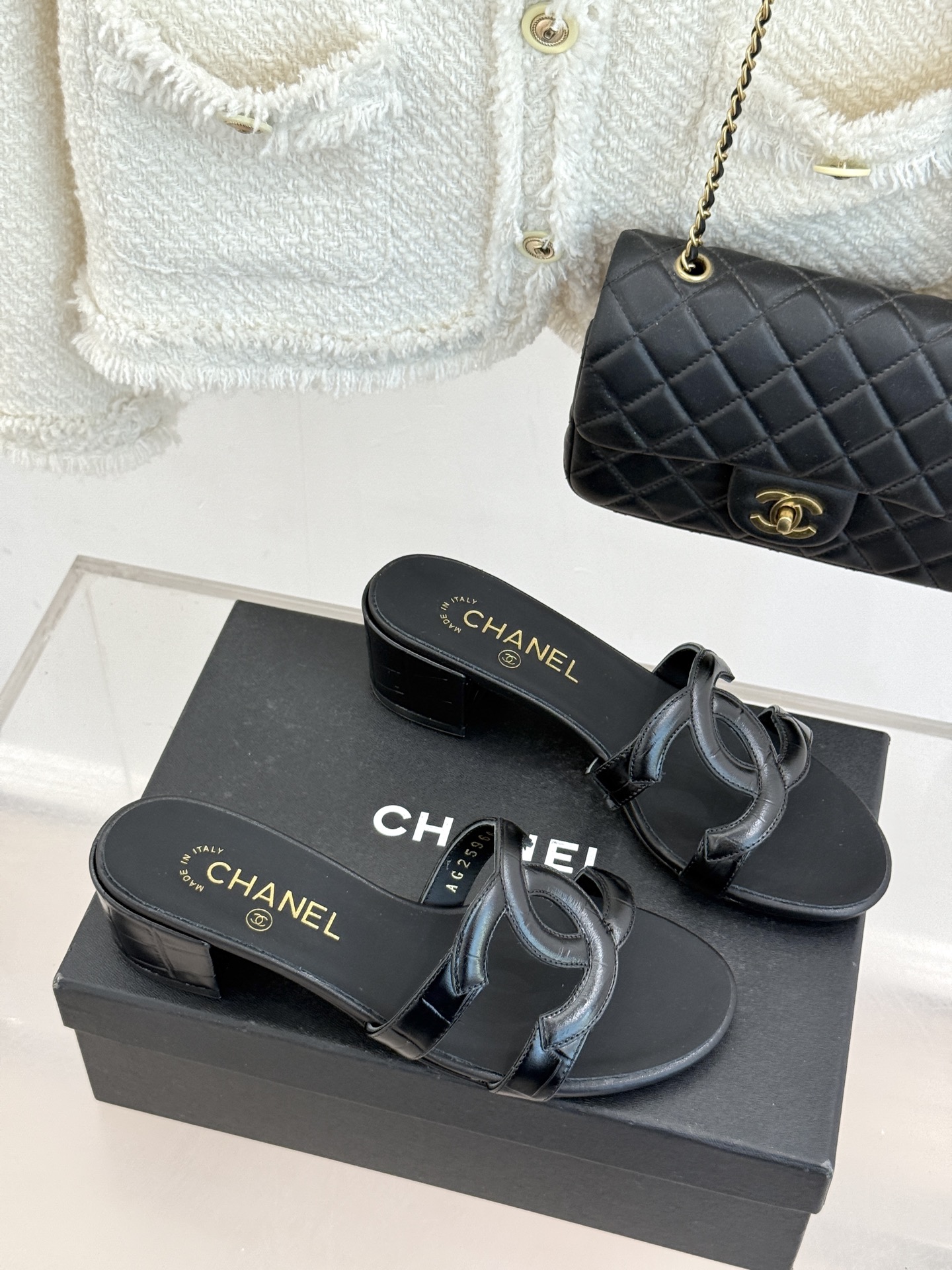 CHANE* ｜小香26S大双C镂空拖鞋以极简轮廓重启法式优雅。标志性大双C镂空设计 利落通透光影下尽显