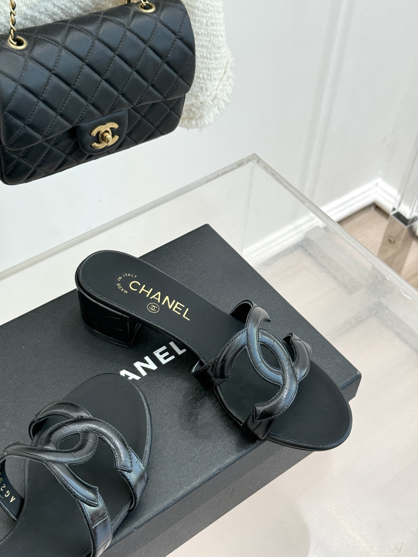 CHANE* ｜小香26S大双C镂空拖鞋以极简轮廓重启法式优雅。标志性大双C镂空设计 利落通透光影下尽显