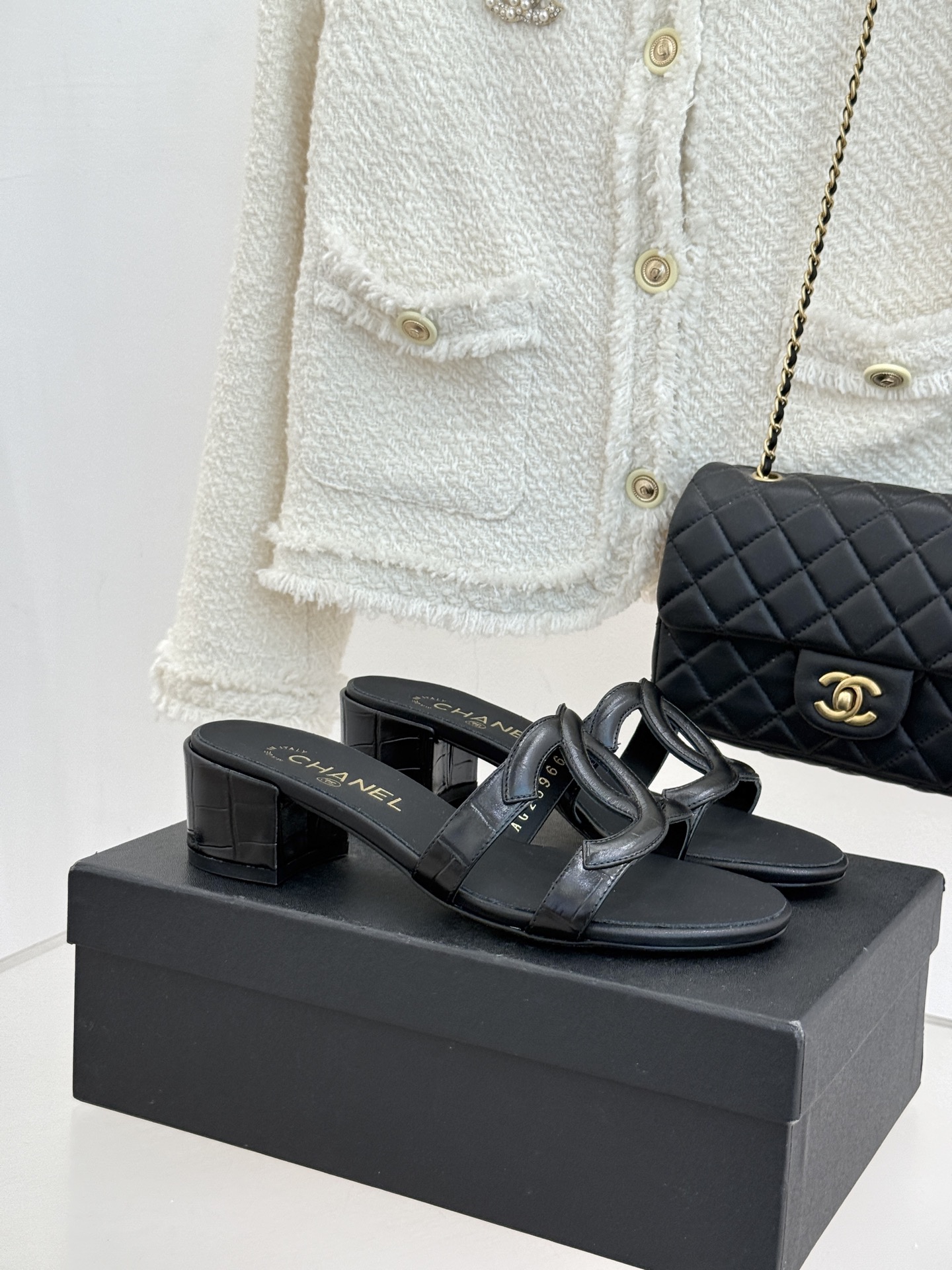 CHANE* ｜小香26S大双C镂空拖鞋以极简轮廓重启法式优雅。标志性大双C镂空设计 利落通透光影下尽显