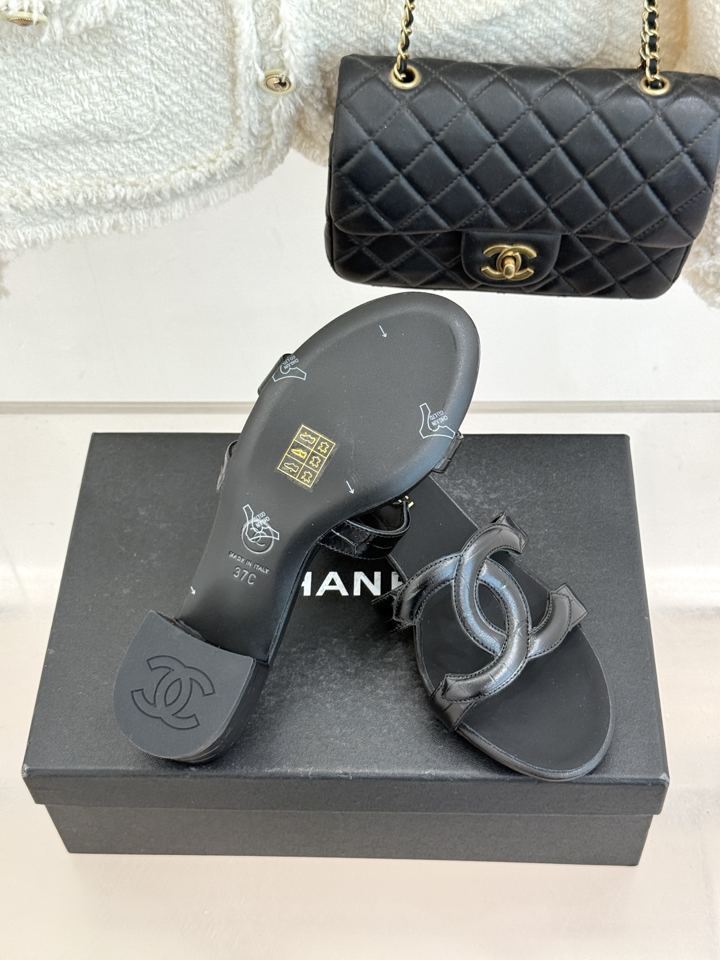 CHANE* ｜小香26S大双C镂空拖鞋以极简轮廓重启法式优雅。标志性大双C镂空设计 利落通透光影下尽显