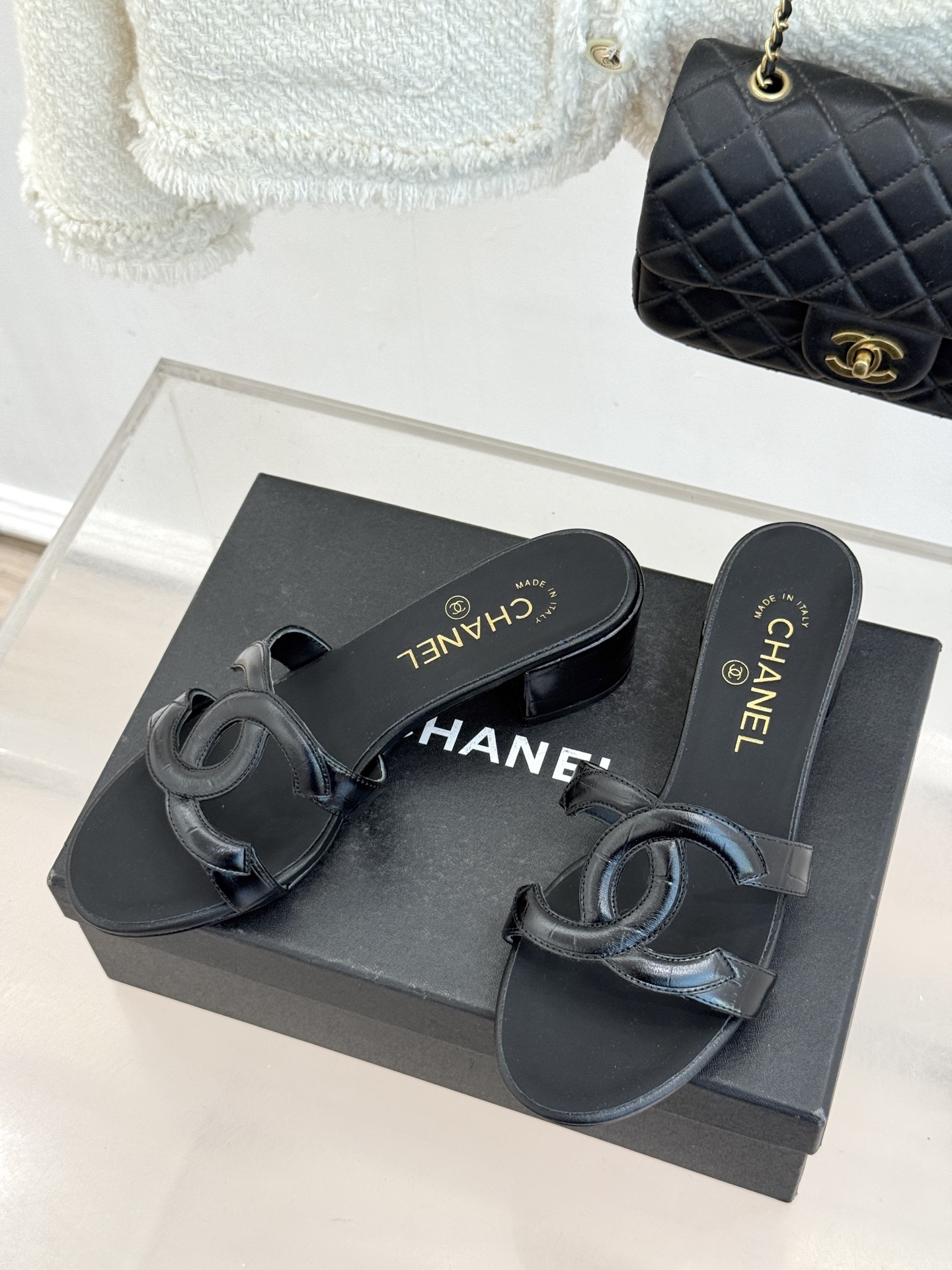 CHANE* ｜小香26S大双C镂空拖鞋以极简轮廓重启法式优雅。标志性大双C镂空设计 利落通透光影下尽显