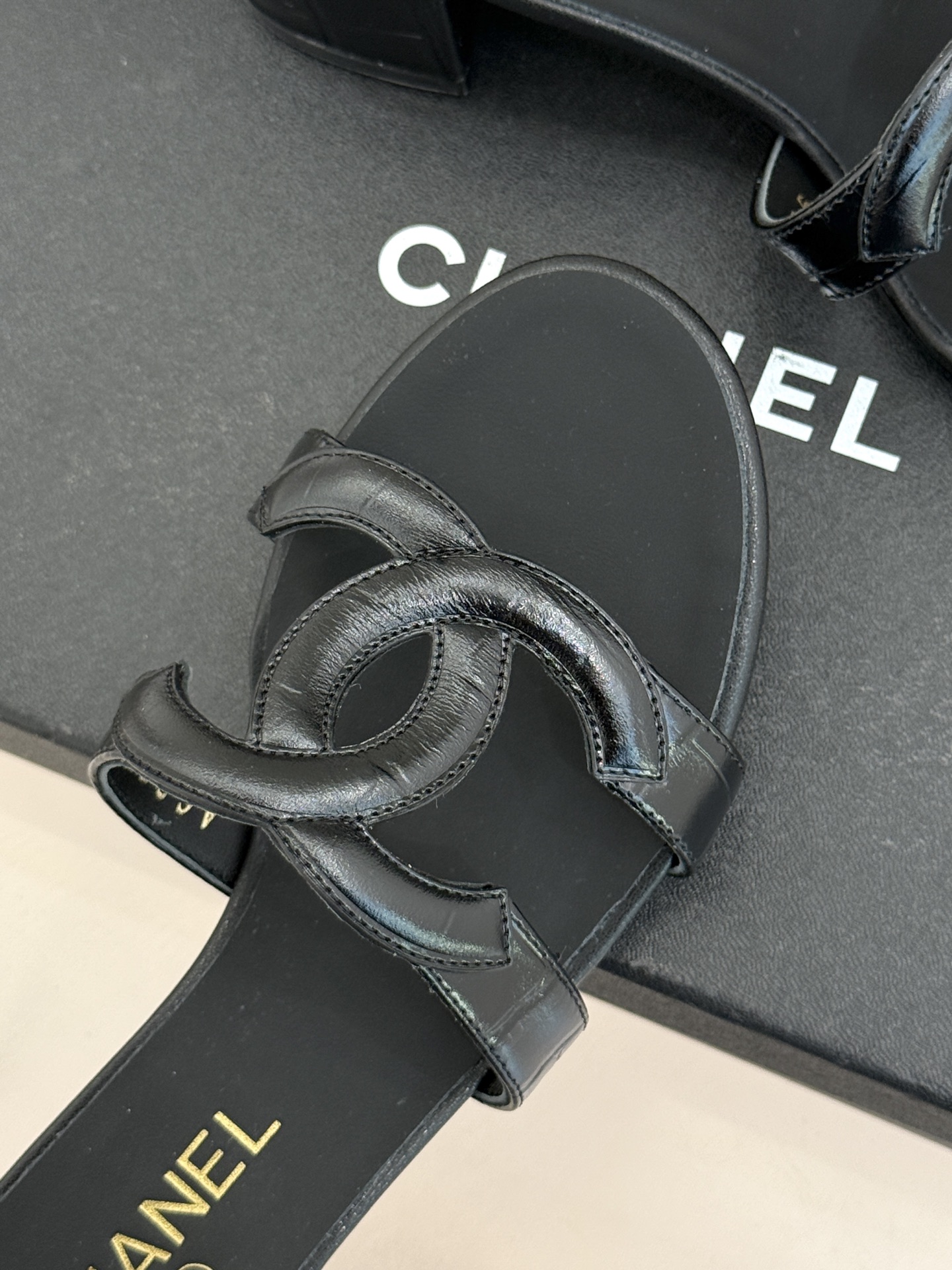 CHANE* ｜小香26S大双C镂空拖鞋以极简轮廓重启法式优雅。标志性大双C镂空设计 利落通透光影下尽显