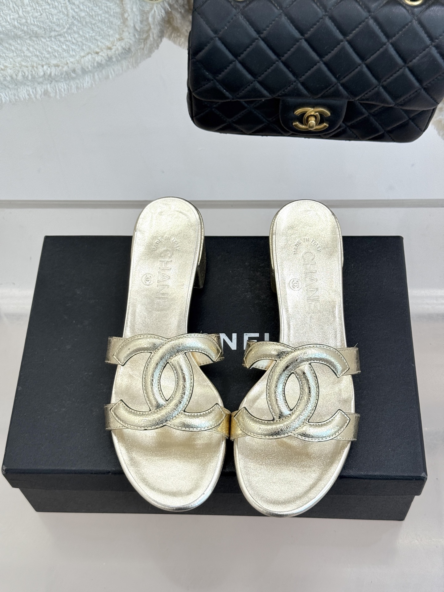 CHANE* ｜小香26S大双C镂空拖鞋以极简轮廓重启法式优雅。标志性大双C镂空设计 利落通透光影下尽显