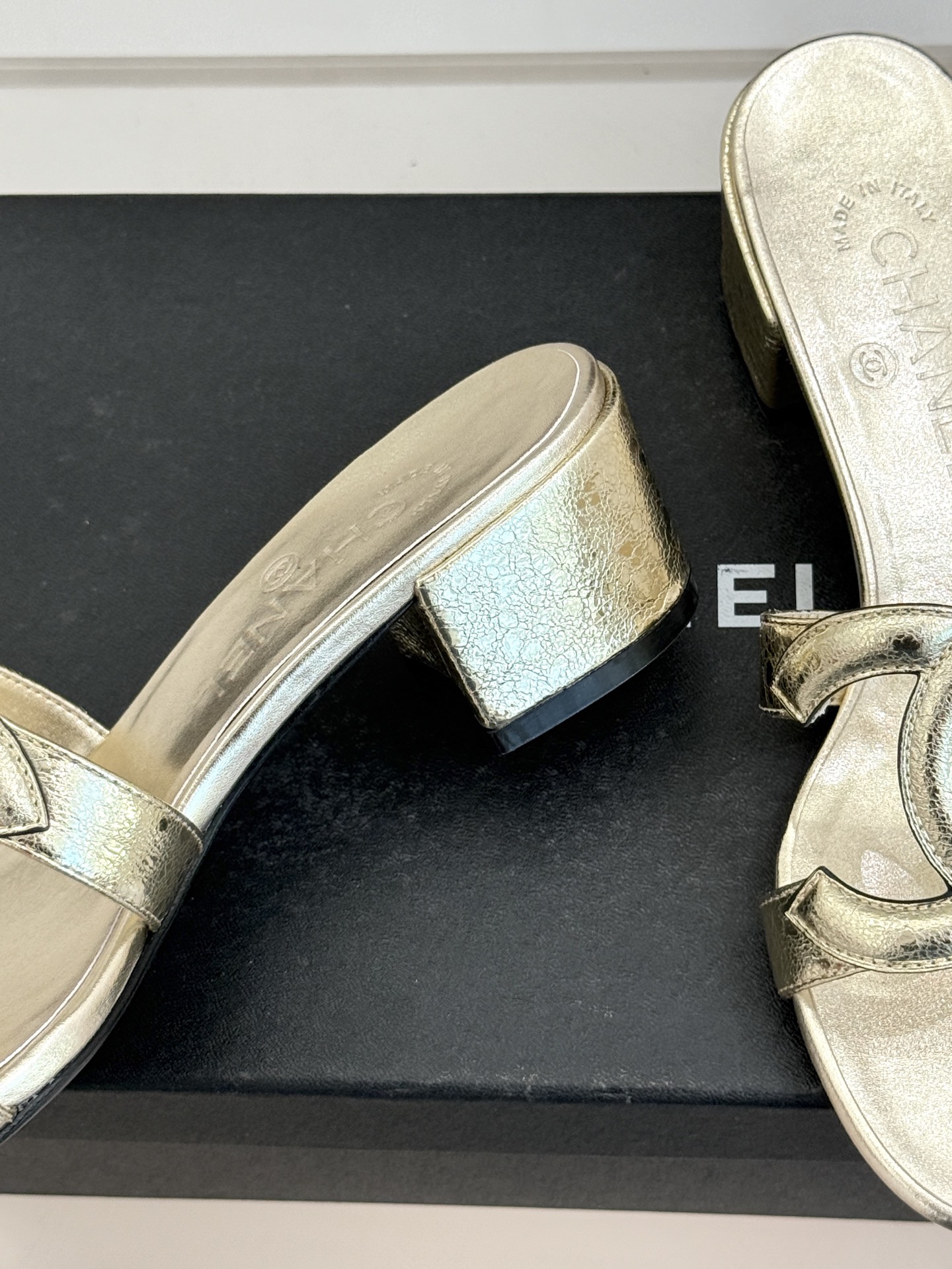 CHANE* ｜小香26S大双C镂空拖鞋以极简轮廓重启法式优雅。标志性大双C镂空设计 利落通透光影下尽显