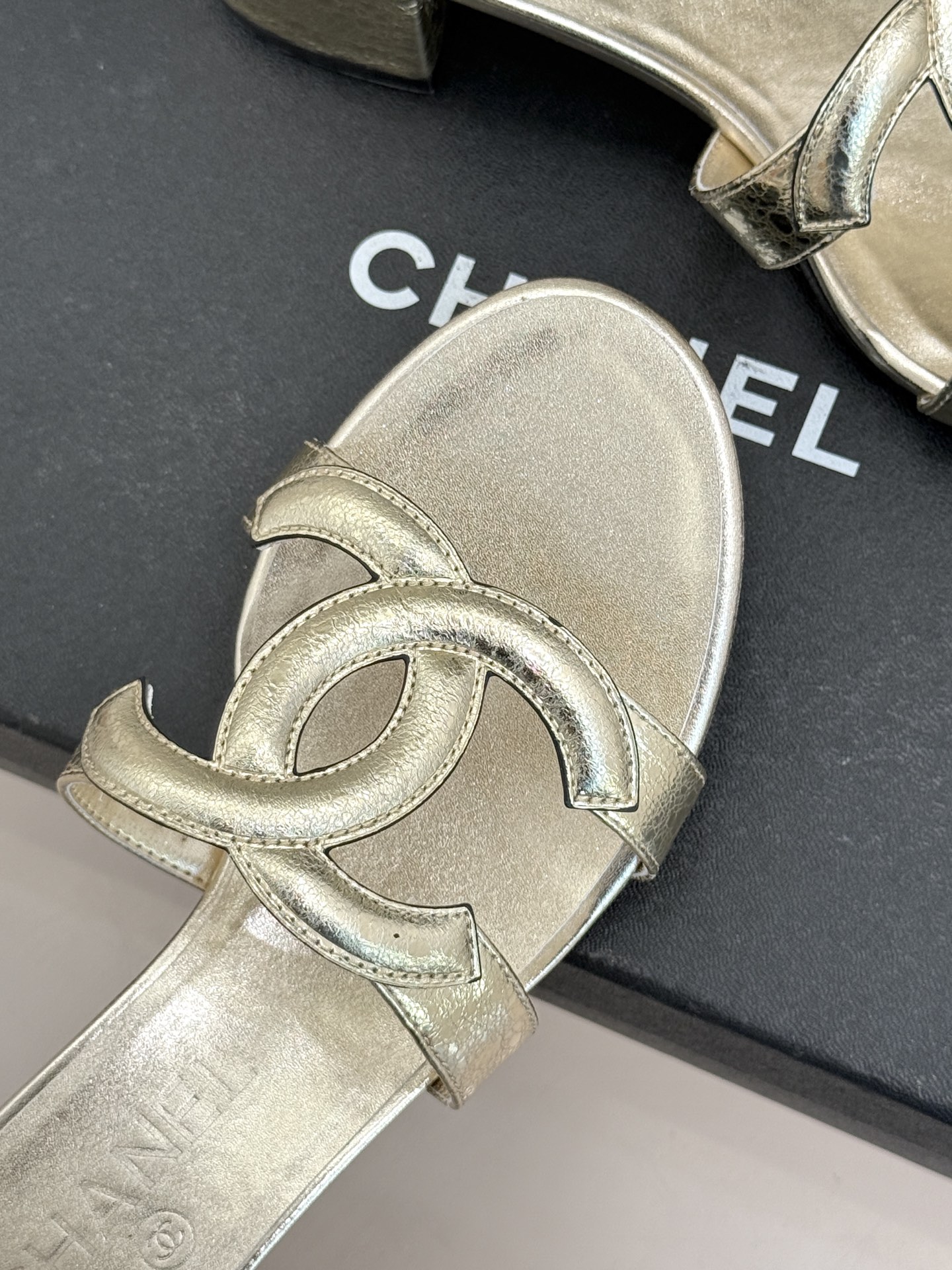 CHANE* ｜小香26S大双C镂空拖鞋以极简轮廓重启法式优雅。标志性大双C镂空设计 利落通透光影下尽显