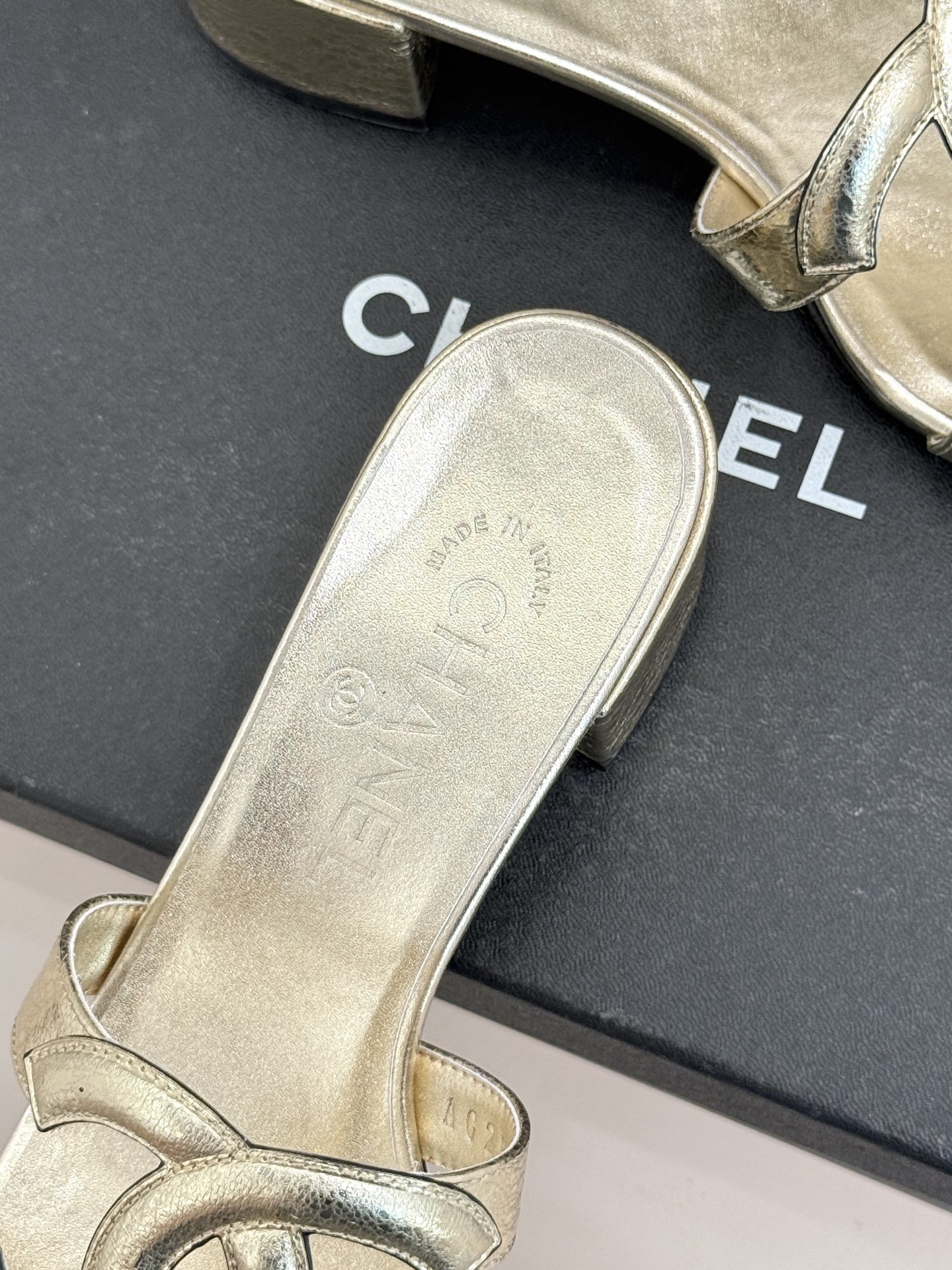 CHANE* ｜小香26S大双C镂空拖鞋以极简轮廓重启法式优雅。标志性大双C镂空设计 利落通透光影下尽显