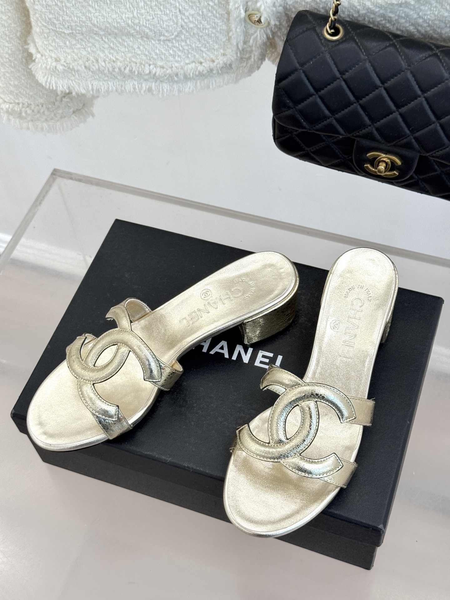 CHANE* ｜小香26S大双C镂空拖鞋以极简轮廓重启法式优雅。标志性大双C镂空设计 利落通透光影下尽显