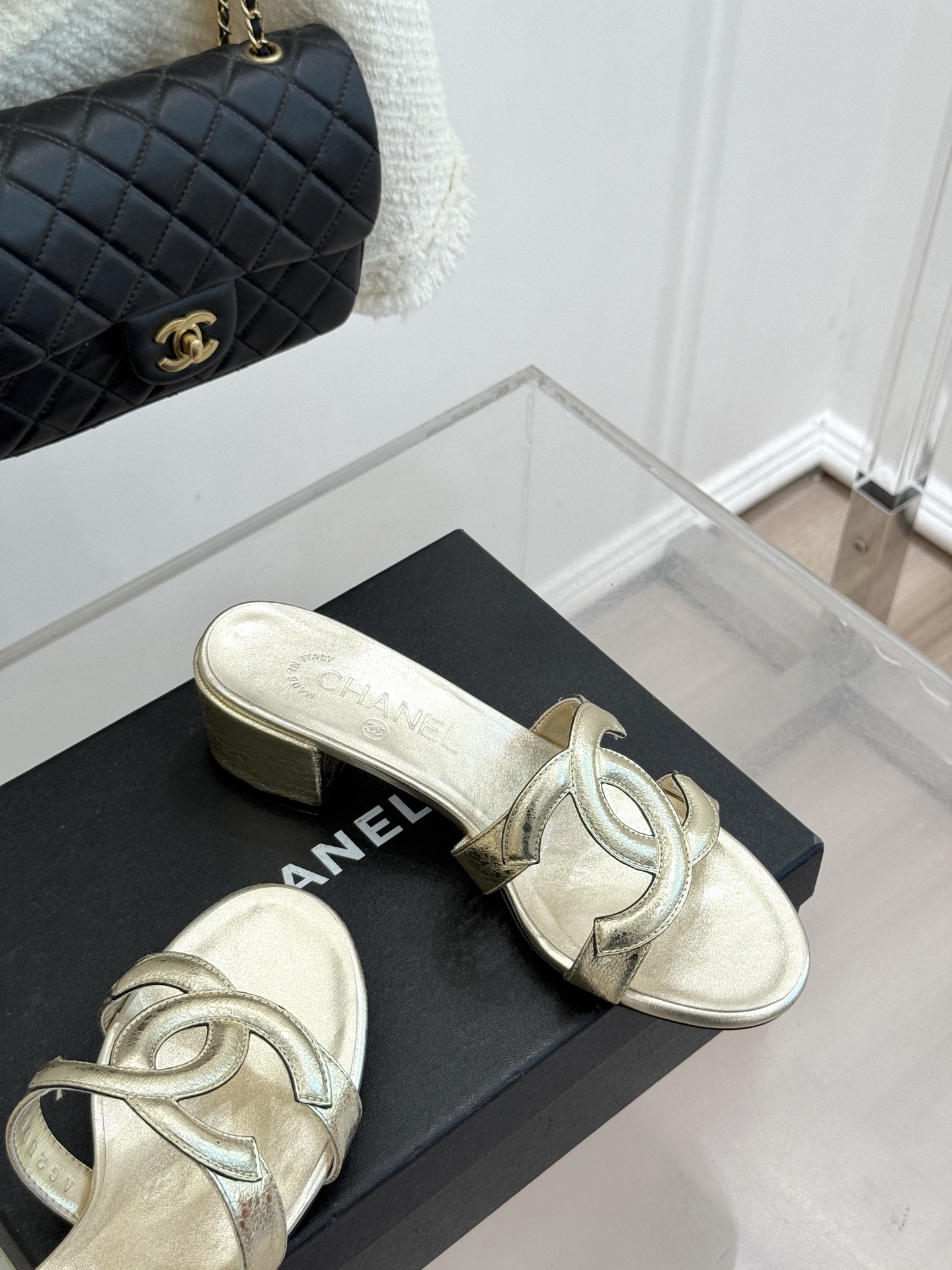 CHANE* ｜小香26S大双C镂空拖鞋以极简轮廓重启法式优雅。标志性大双C镂空设计 利落通透光影下尽显